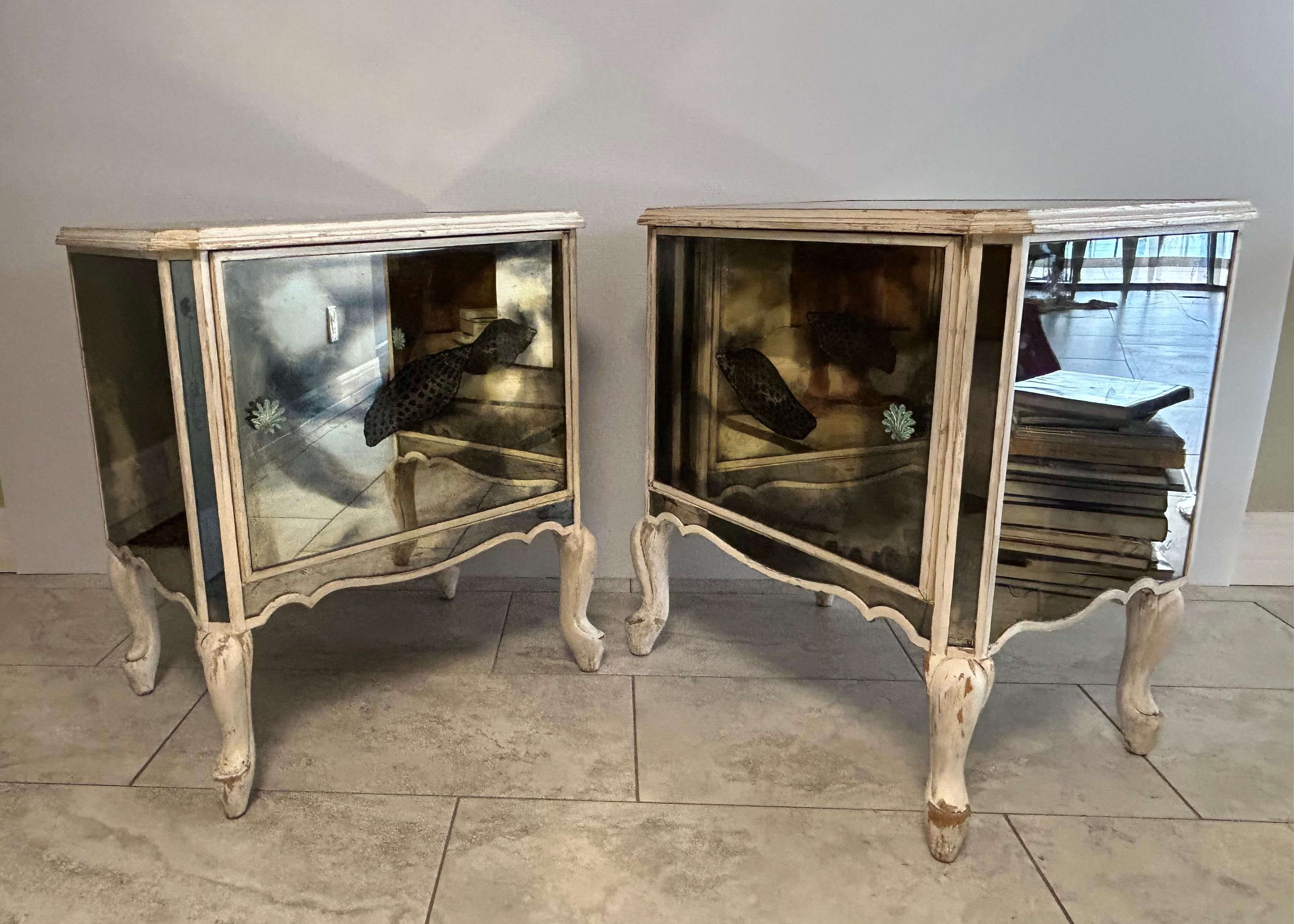 Paire de tables de nuit à miroir Hollywood Regency avec motif de coquillage en vente 2