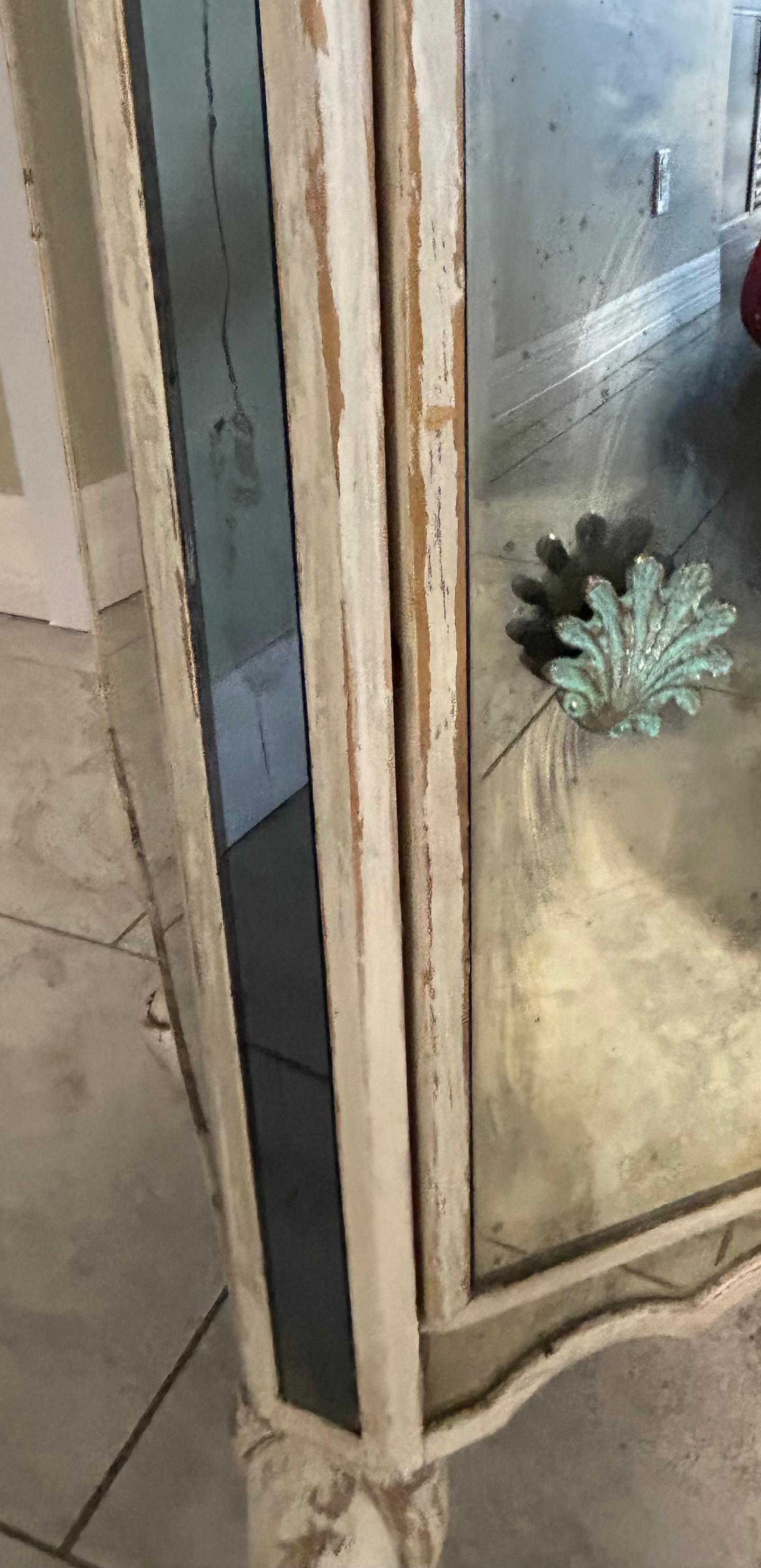 Paire de tables de nuit à miroir Hollywood Regency avec motif de coquillage en vente 3