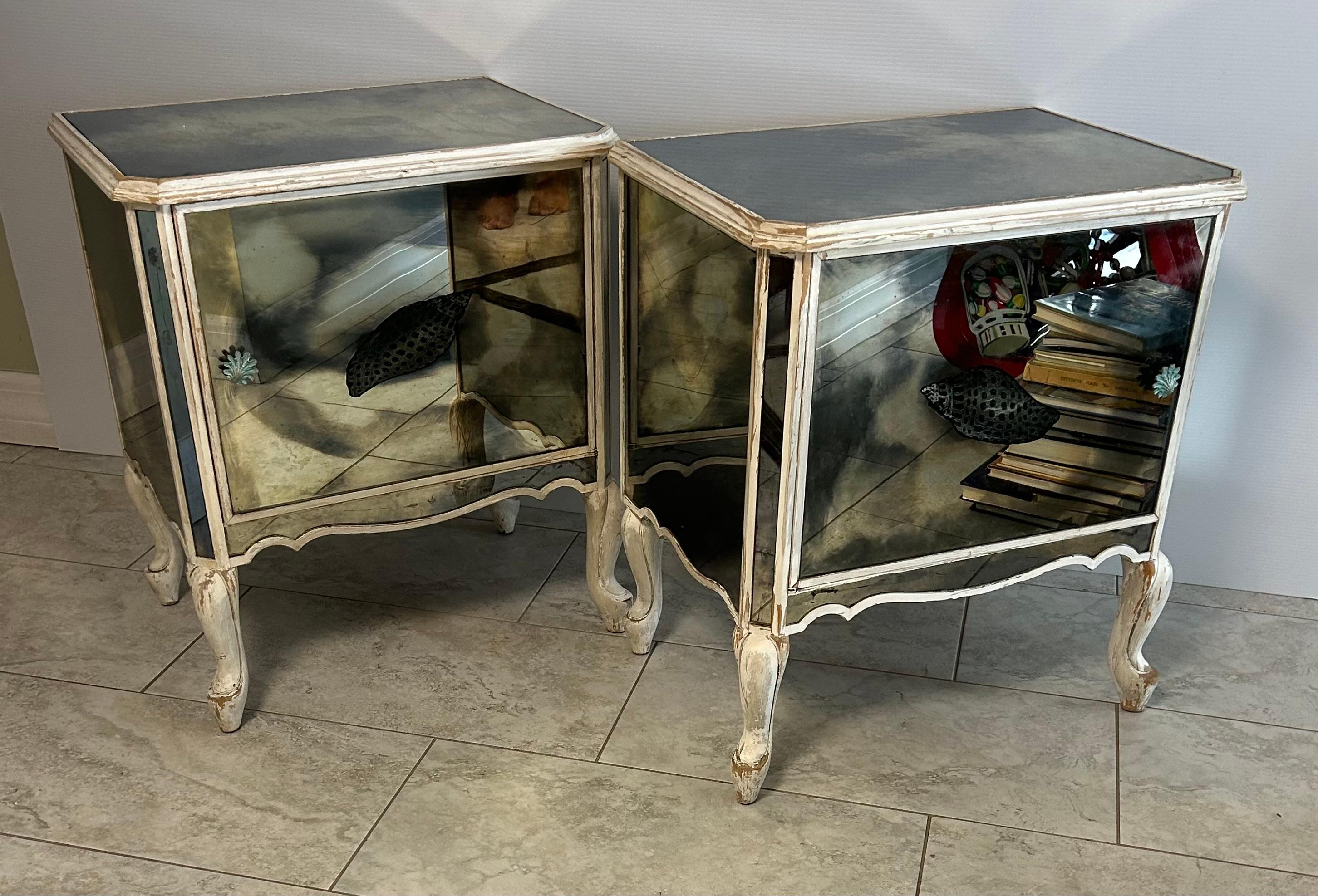 Paire de tables de nuit à miroir Hollywood Regency avec motif de coquillage en vente 4