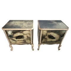 Paire de tables de nuit à miroir Hollywood Regency avec motif de coquillage