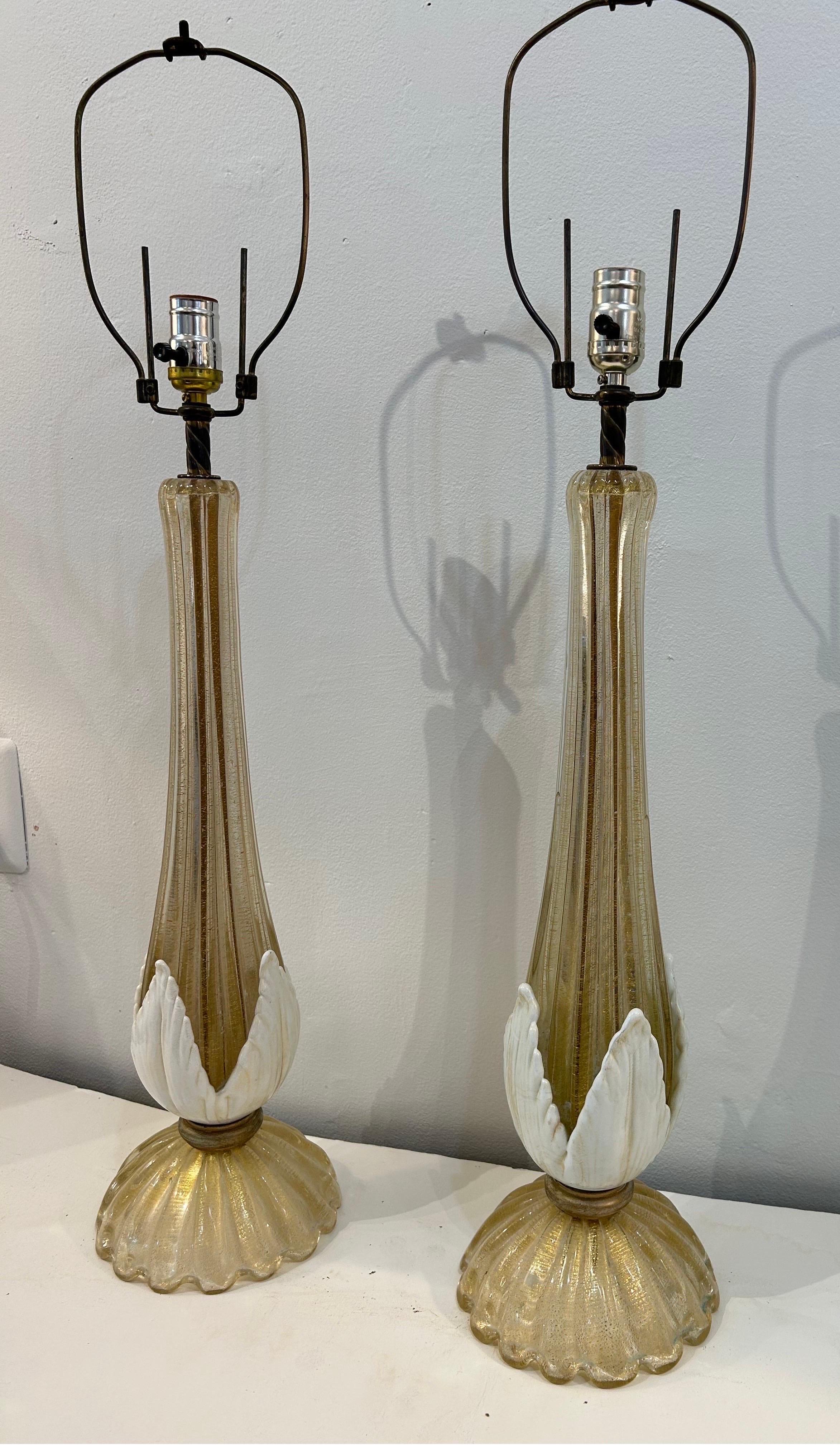 Splendida coppia di scarpe degli anni '50  Lampade di Murano ... Foglie bianche delicatamente applicate alla base a goccia di ogni lunga sezione di vetro ... In ottime condizioni originali