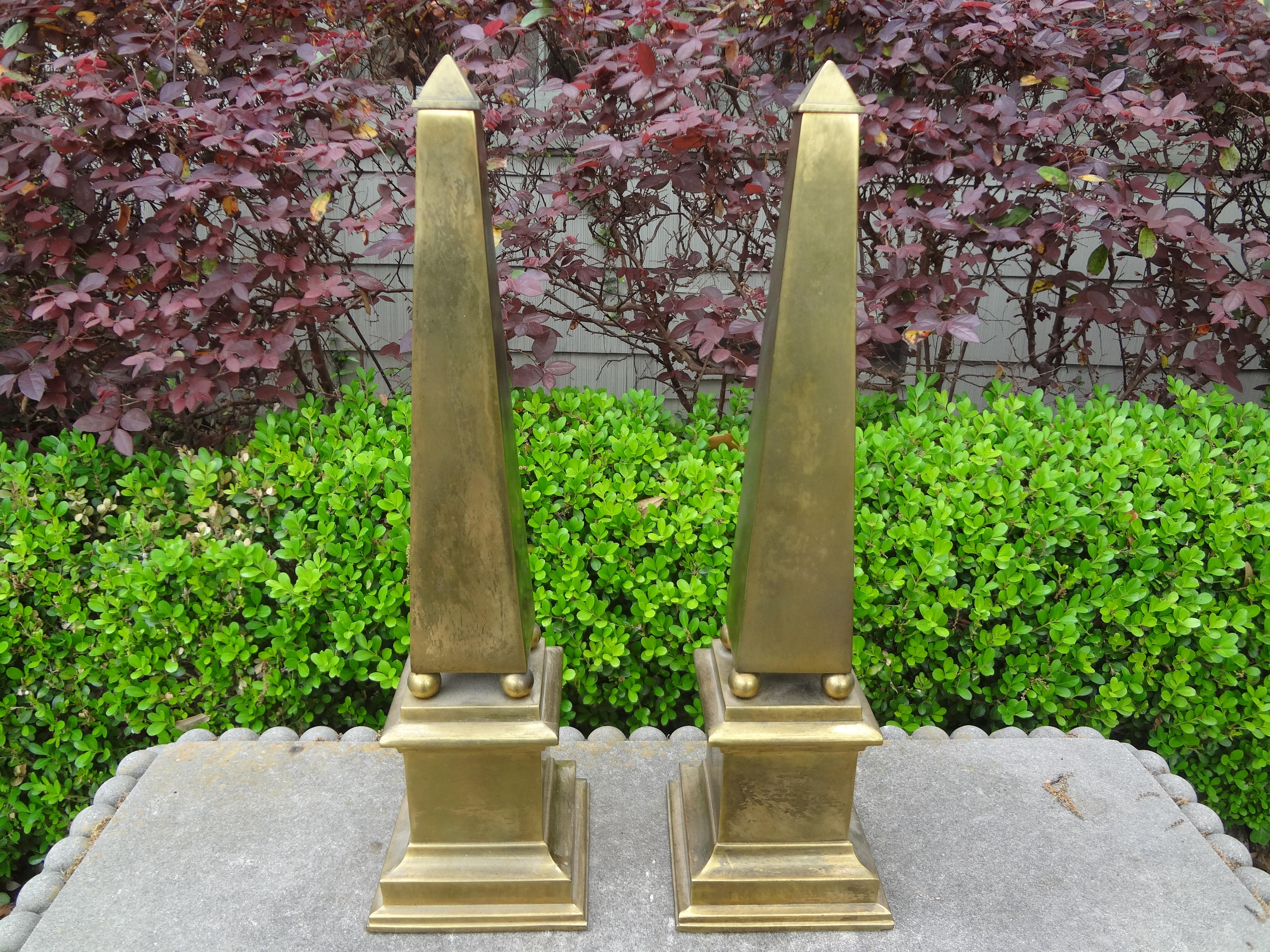 Pair of Hollywood Regency Neoclassical Style Brass Obelisks In Good Condition For Sale In Houston, TX