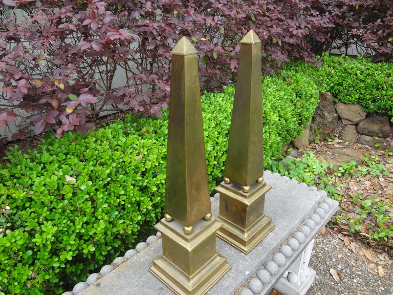 Late 20th Century Pair of Hollywood Regency Neoclassical Style Brass Obelisks For Sale