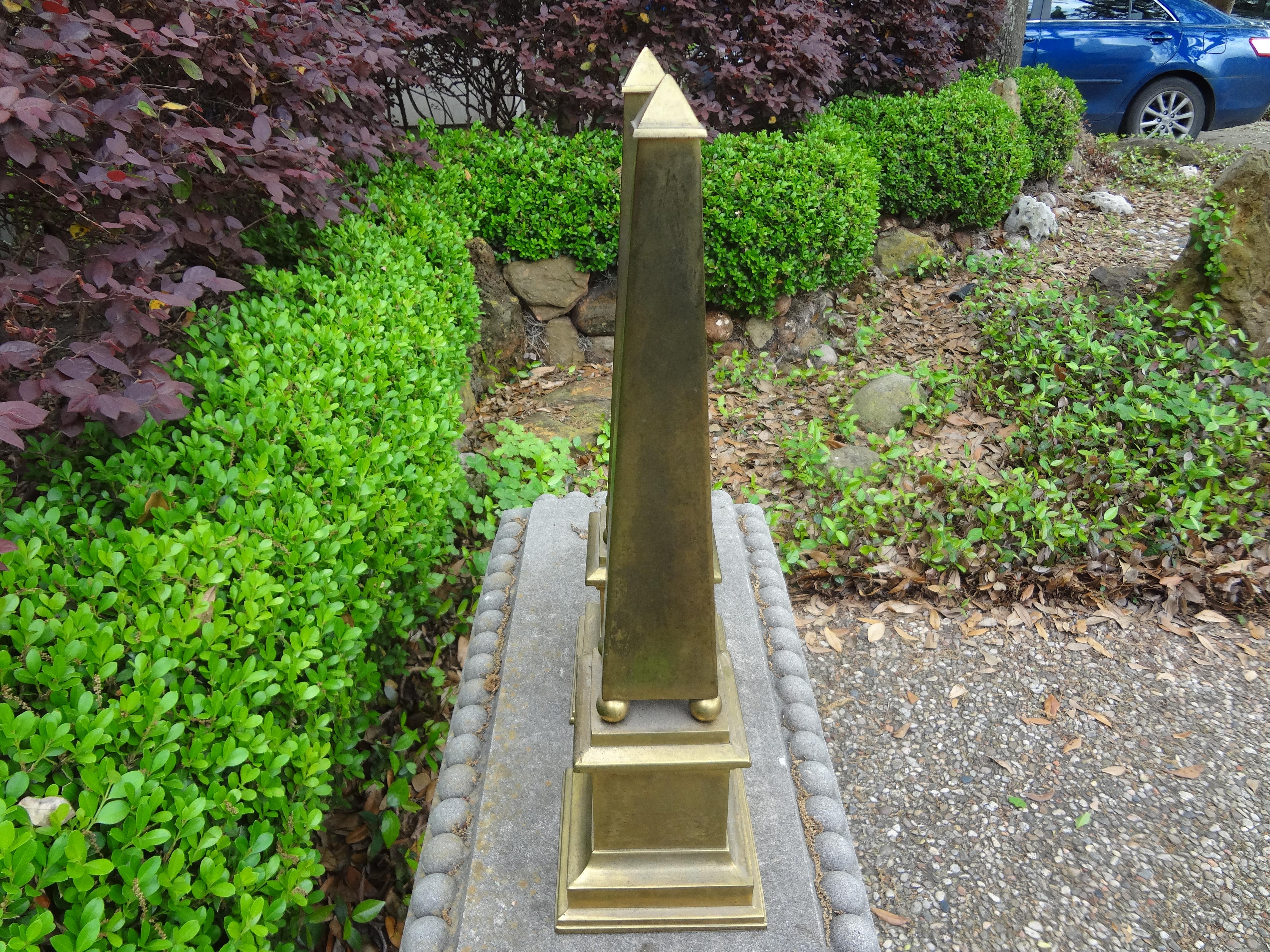 Coppia di obelischi in ottone in stile neoclassico Hollywood Regency in vendita 3