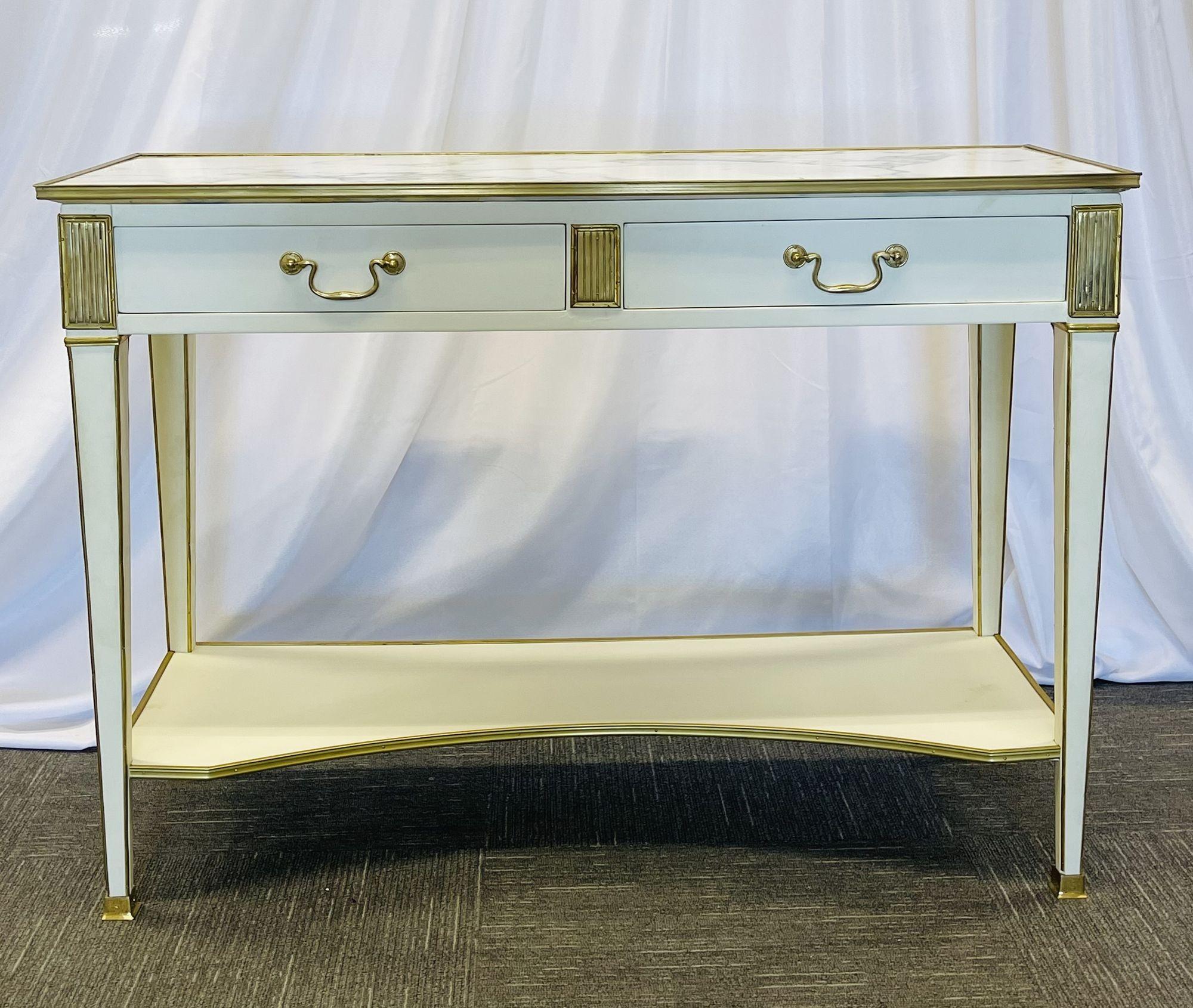 Louis XVI Paire de canapés blancs néoclassiques Hollywood Regency, tables consoles, Maison Jansen en vente