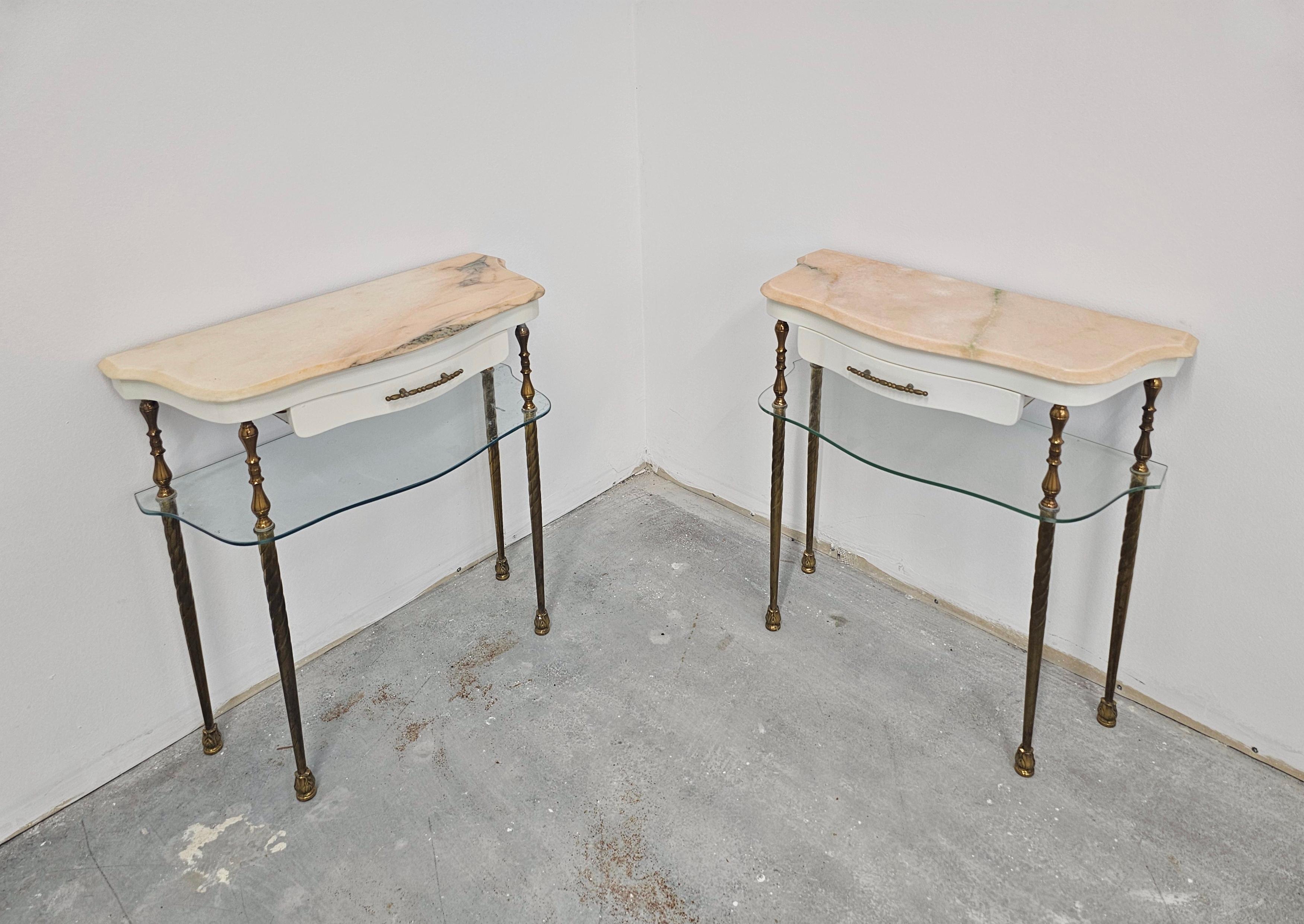 Pair of Hollywood Regency Nightstands done in Bronze with Pink Marble tops In Good Condition For Sale In Beograd, RS