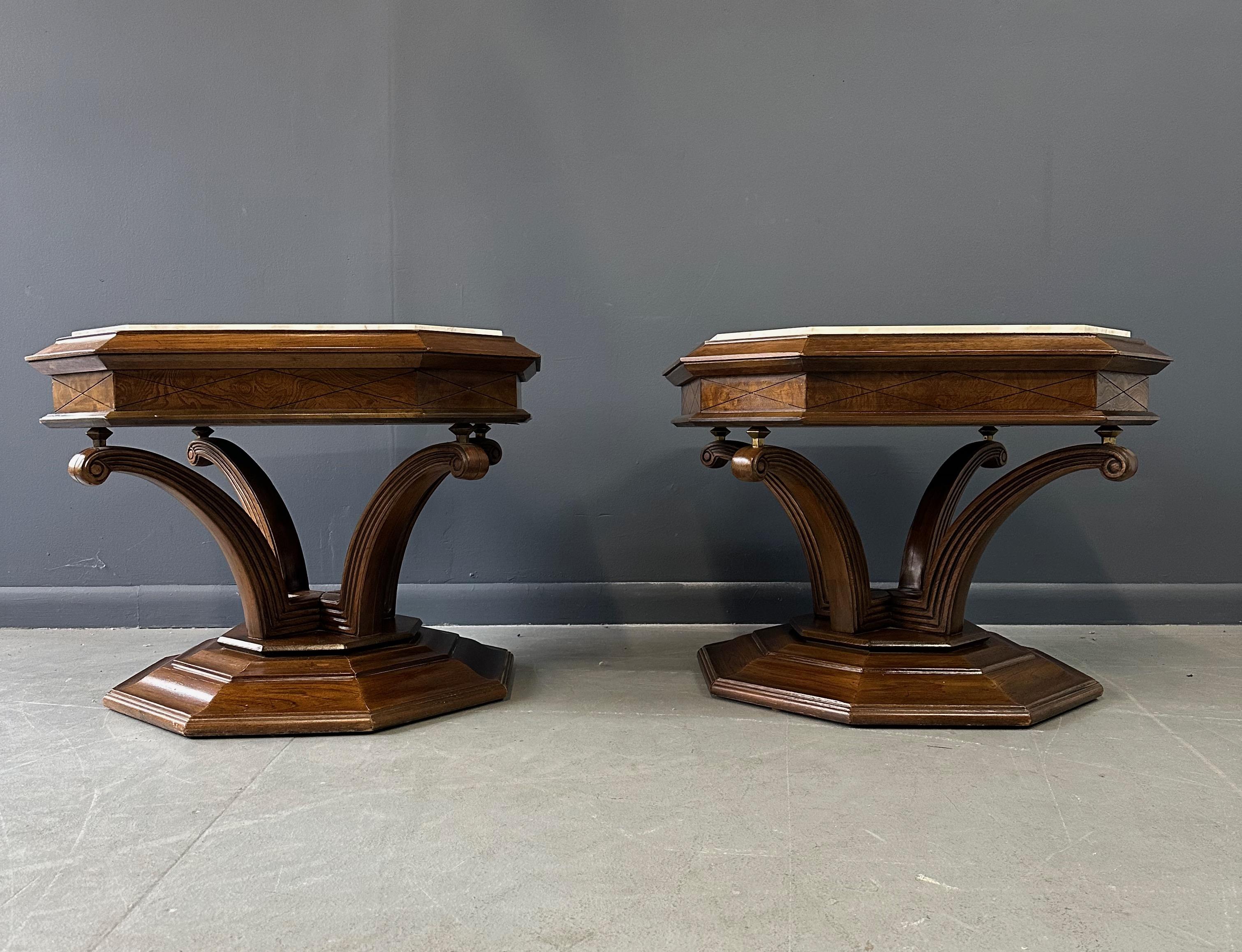 Nord-américain Paire de tables d'appoint octogonales en marbre Calacatta avec accents en laiton Hollywood Regency en vente