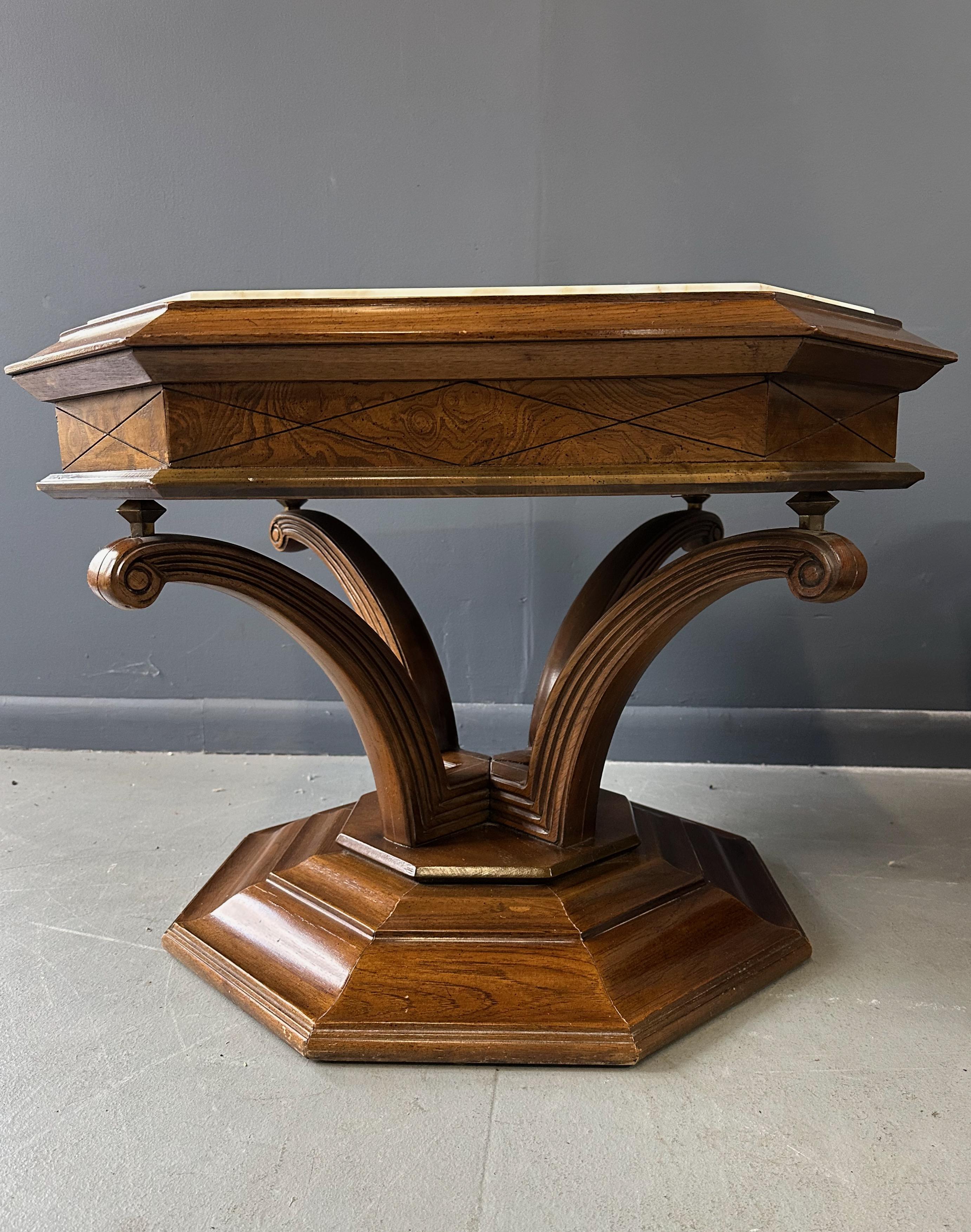 Paire de tables d'appoint octogonales en marbre Calacatta avec accents en laiton Hollywood Regency Bon état - En vente à Philadelphia, PA