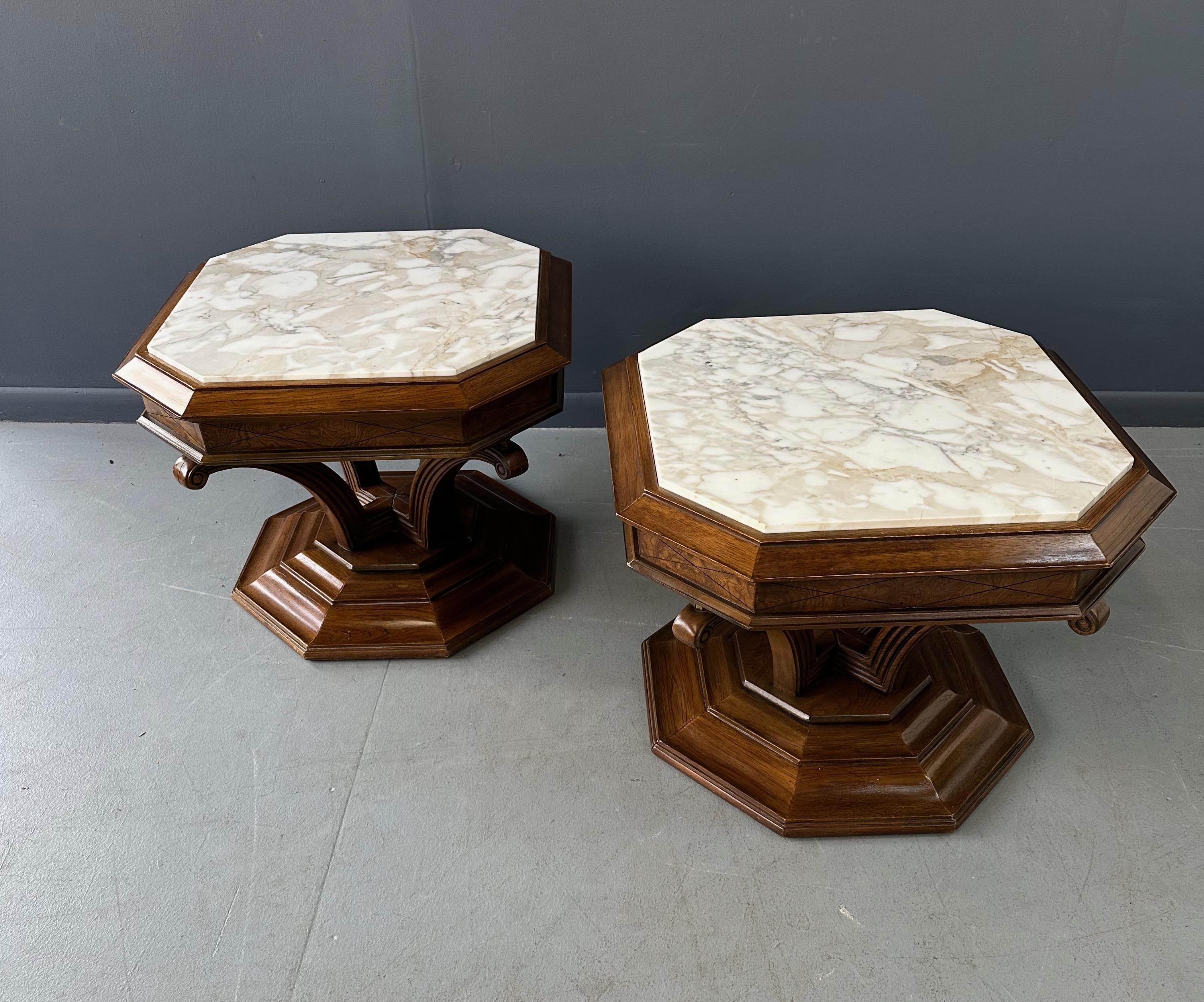 20ième siècle Paire de tables d'appoint octogonales en marbre Calacatta avec accents en laiton Hollywood Regency en vente