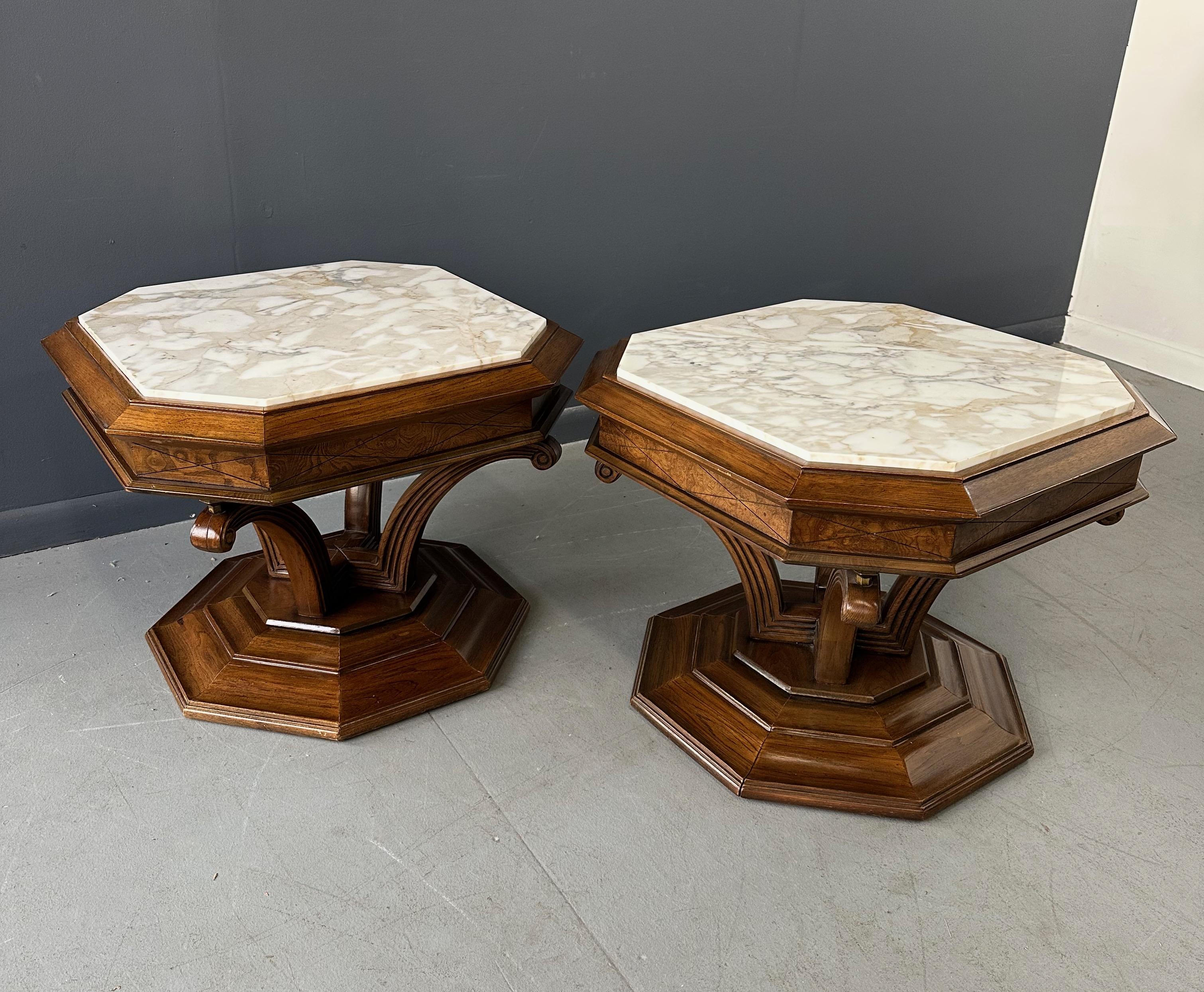 Marbre Paire de tables d'appoint octogonales en marbre Calacatta avec accents en laiton Hollywood Regency en vente