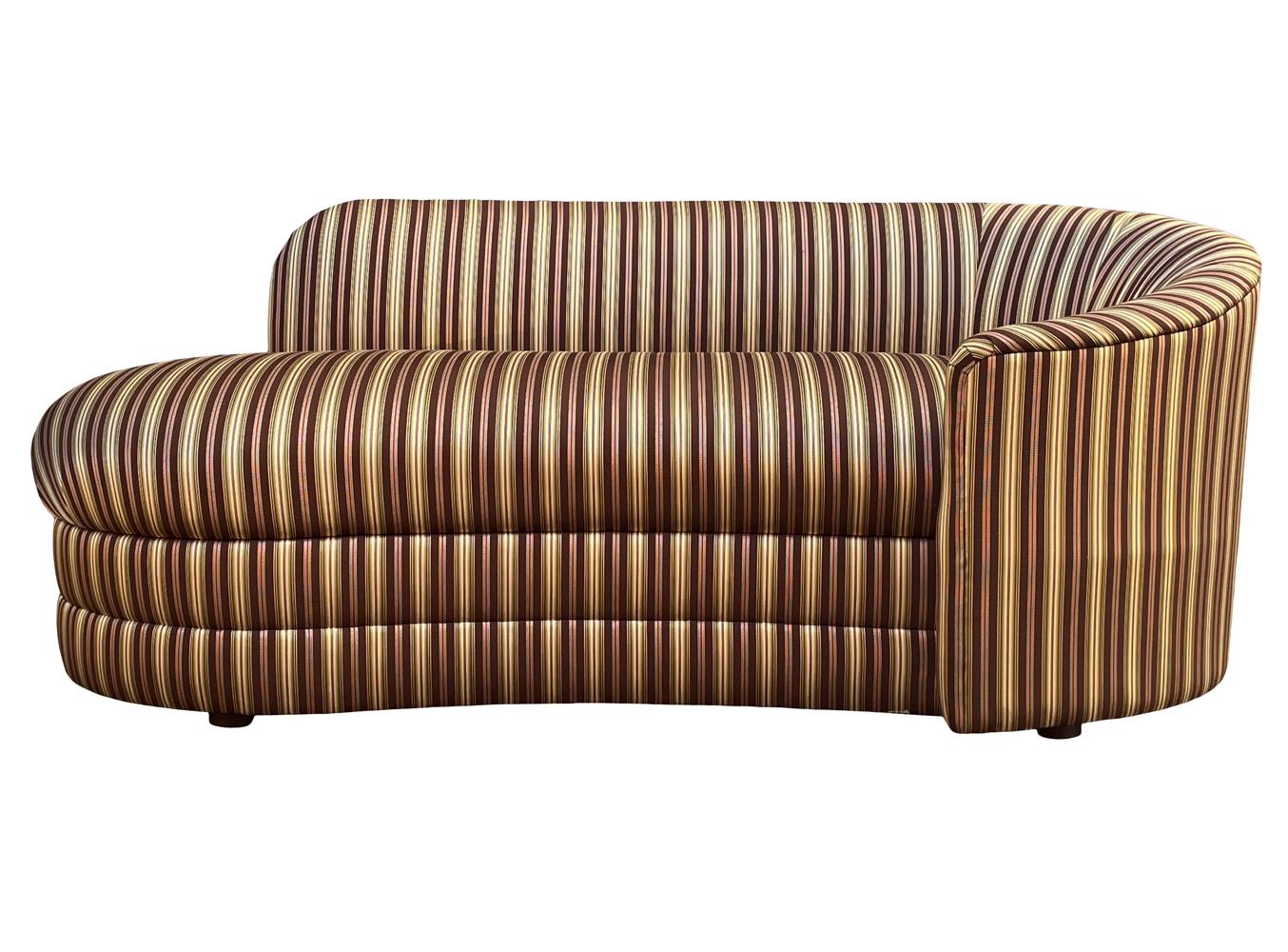 Paar Hollywood-Regency-Sessel mit geschwungenen Chaiselonguen, Sofas oder Loveseats  (Hollywood Regency) im Angebot