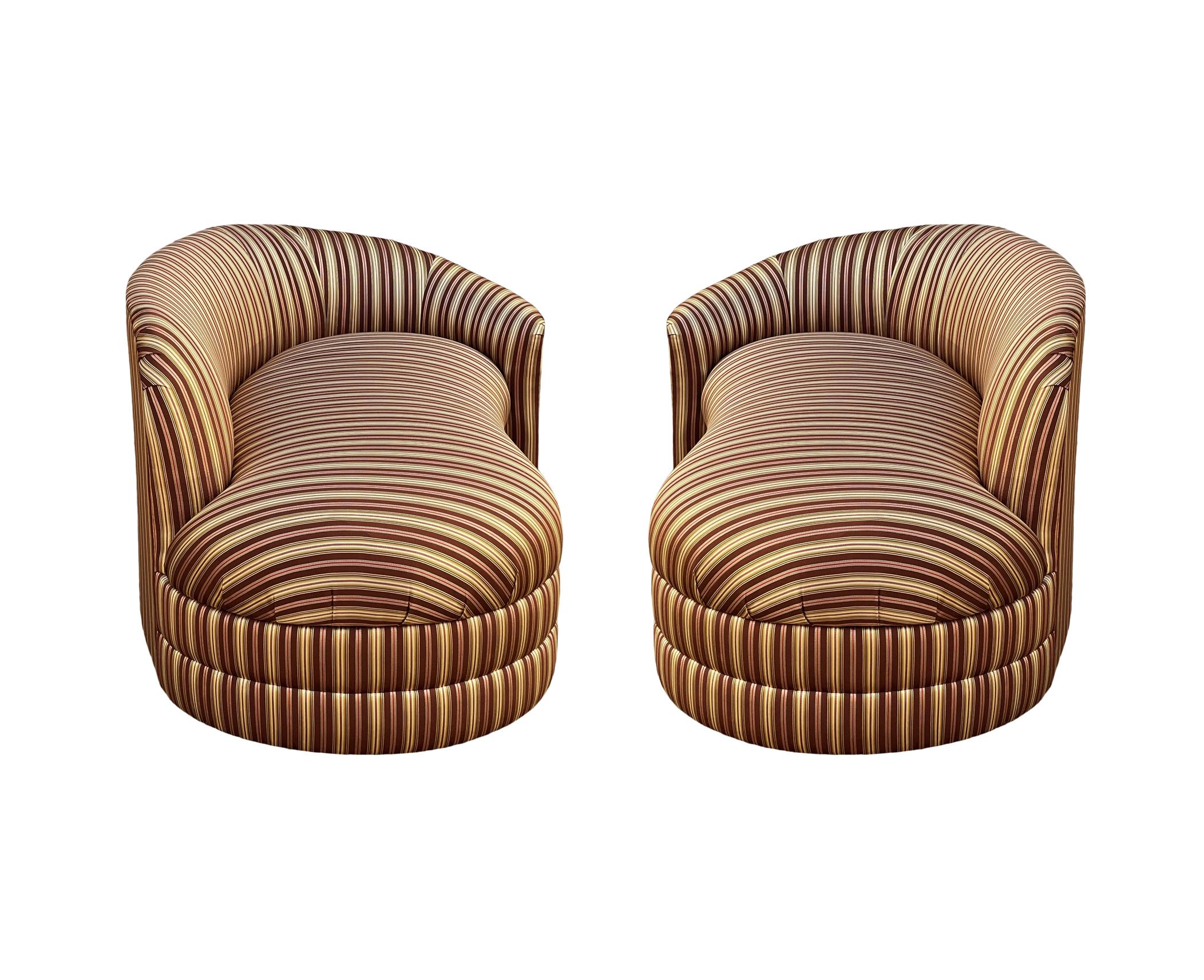 Paar Hollywood-Regency-Sessel mit geschwungenen Chaiselonguen, Sofas oder Loveseats  (amerikanisch) im Angebot