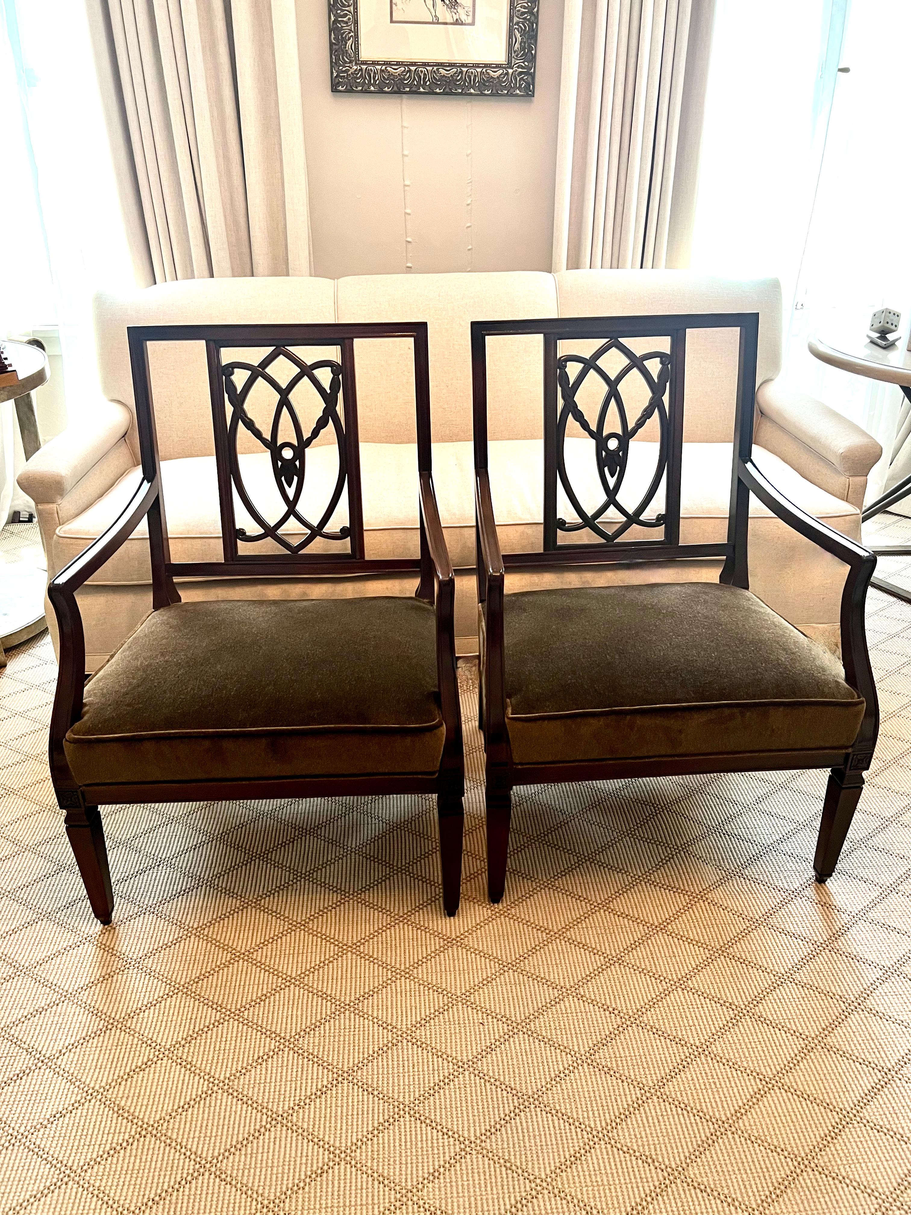Paar Hollywood-Regency- oder George-Lll-Stühle aus Nussbaumholz mit Mohairbezug (Handgefertigt) im Angebot