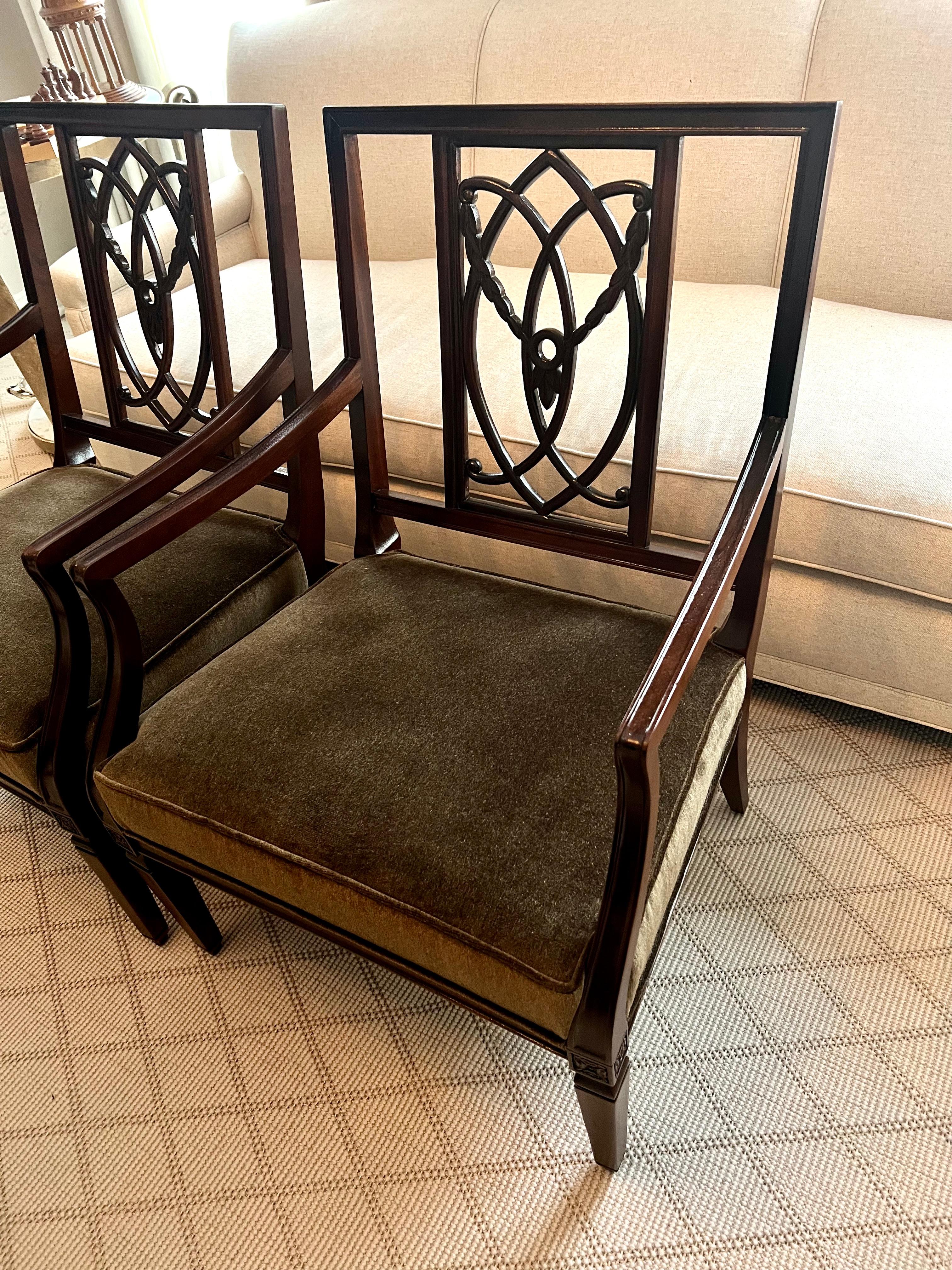 Paar Hollywood-Regency- oder George-Lll-Stühle aus Nussbaumholz mit Mohairbezug (Mohairwolle) im Angebot
