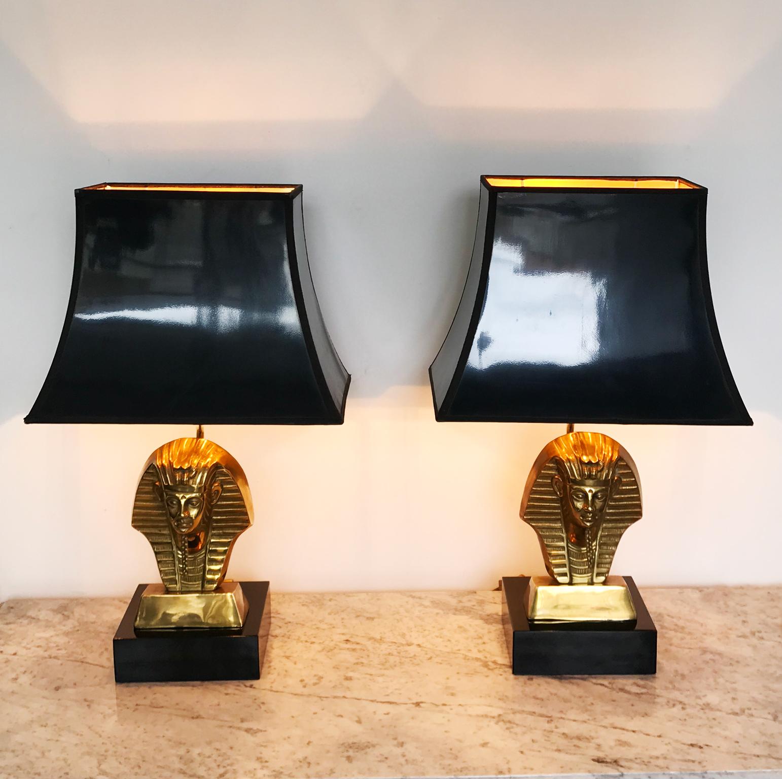 Paire de lampes de table Pharaoh King de style Deknudt, Hollywood Regency, vers les années 1960. Elles ont les teintes noires d'origine.

Hauteur, abat-jour compris : 58 cm
Hauteur sans abat-jour : 38cm
Largeur, abat-jour compris : 35