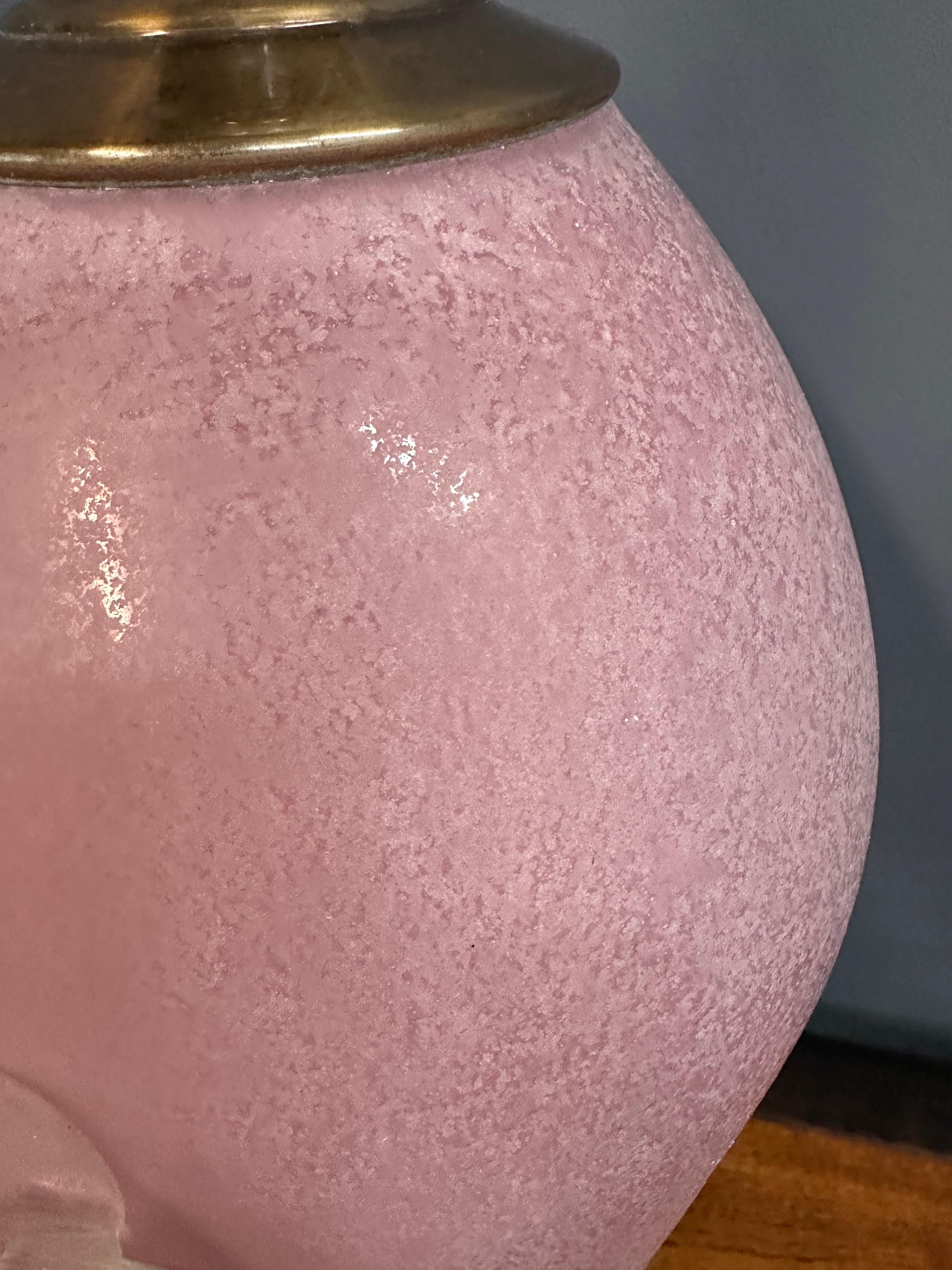 Pair of Hollywood Regency Pink Acid Etched Glass Urn Lamps by Chapman en vente 5