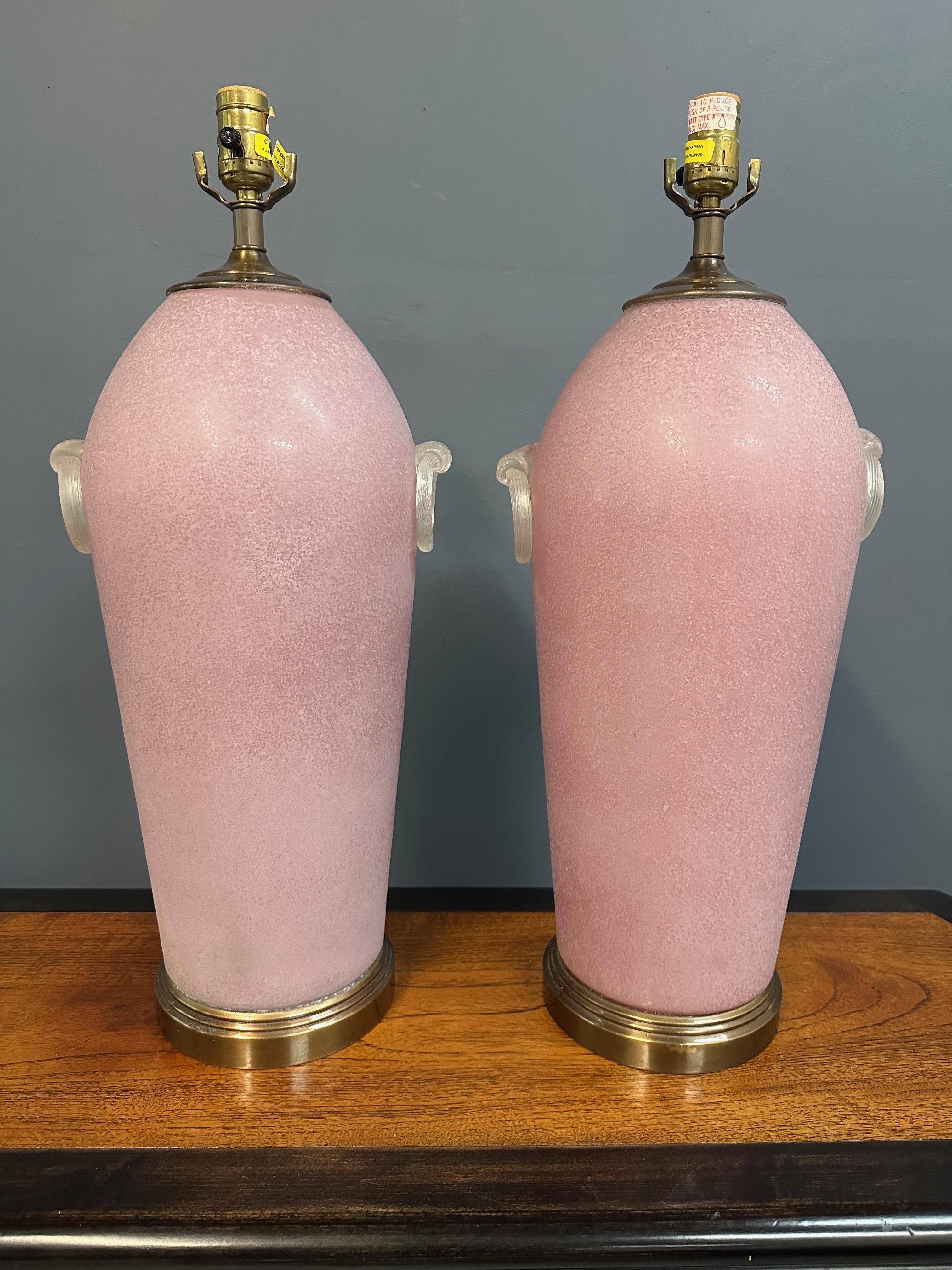 Nord-américain Pair of Hollywood Regency Pink Acid Etched Glass Urn Lamps by Chapman en vente