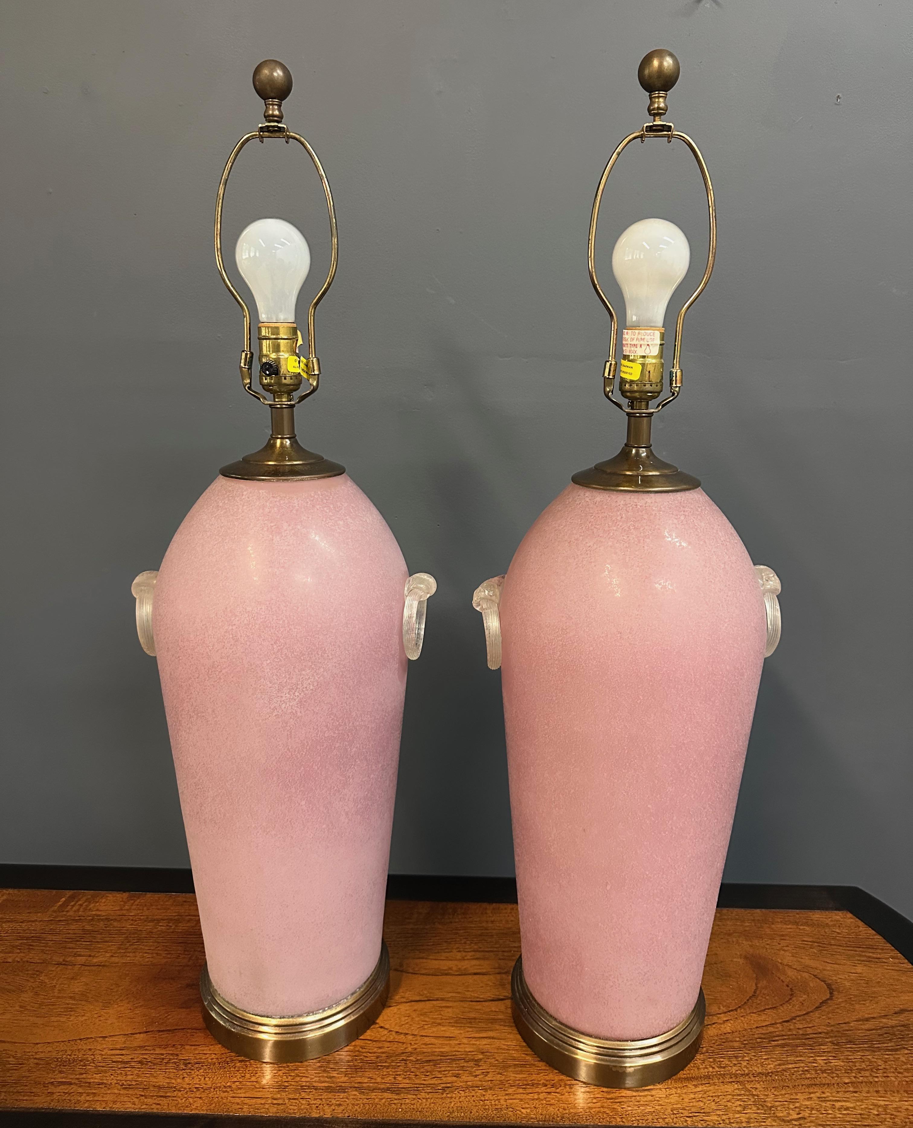 20ième siècle Pair of Hollywood Regency Pink Acid Etched Glass Urn Lamps by Chapman en vente