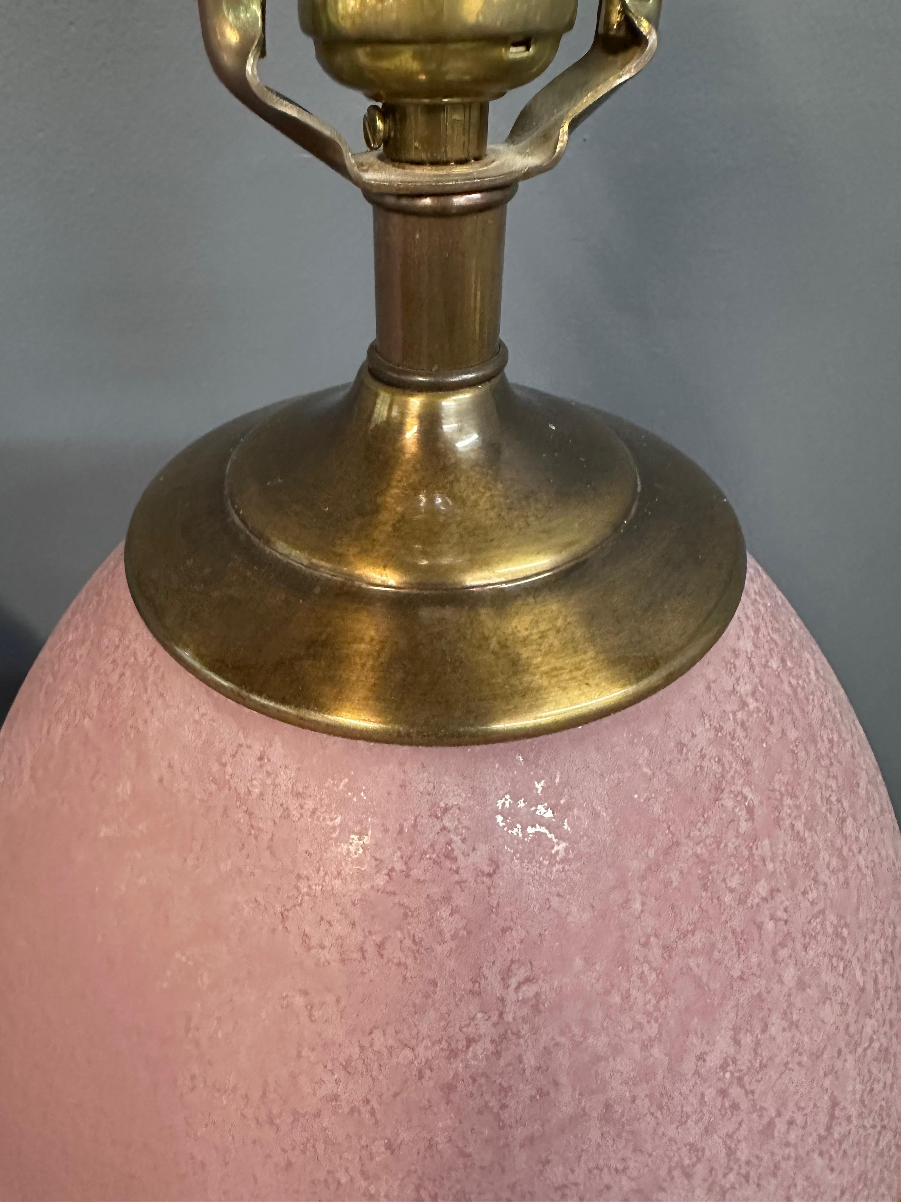 Pair of Hollywood Regency Pink Acid Etched Glass Urn Lamps by Chapman en vente 2