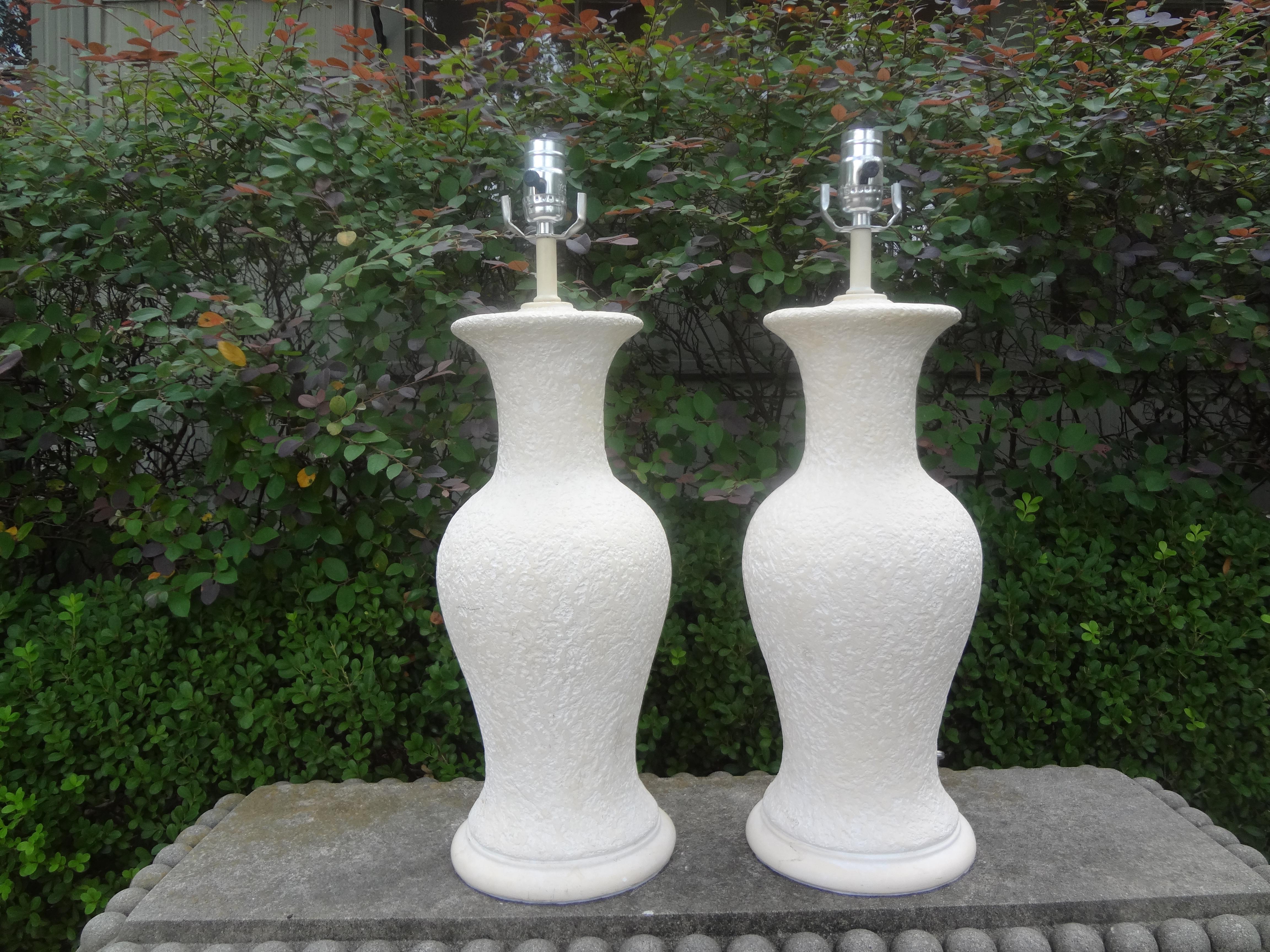 Ein Paar Hollywood Regency Gipslampen.
Dieses stilvolle Paar Hollywood-Regency-Gipslampen hat eine strukturierte Oberfläche und ist mit neuen Fassungen für den amerikanischen Markt ausgestattet.