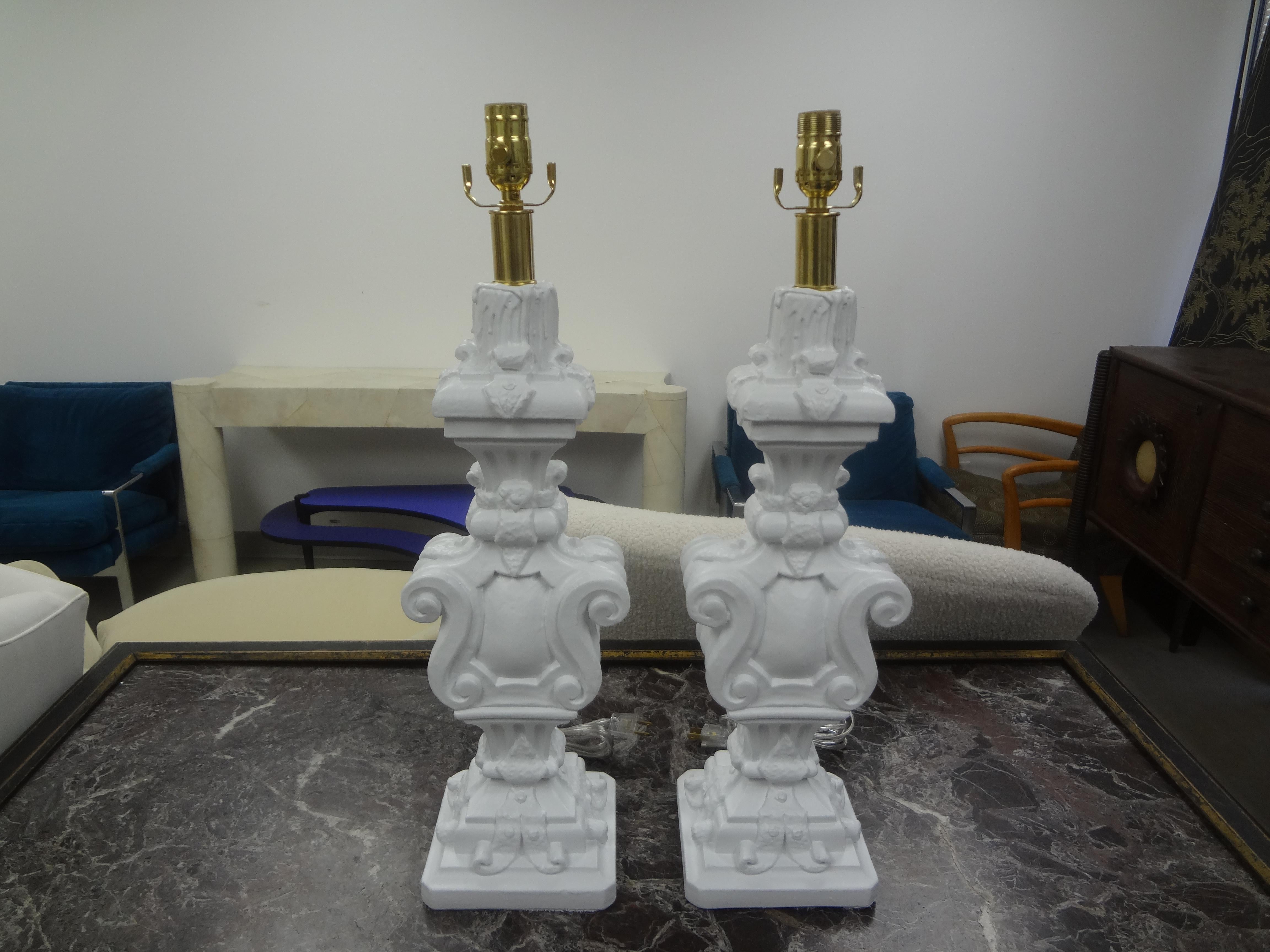 Paar Hollywood-Regency-Gipslampen aus Gips (Hollywood Regency) im Angebot