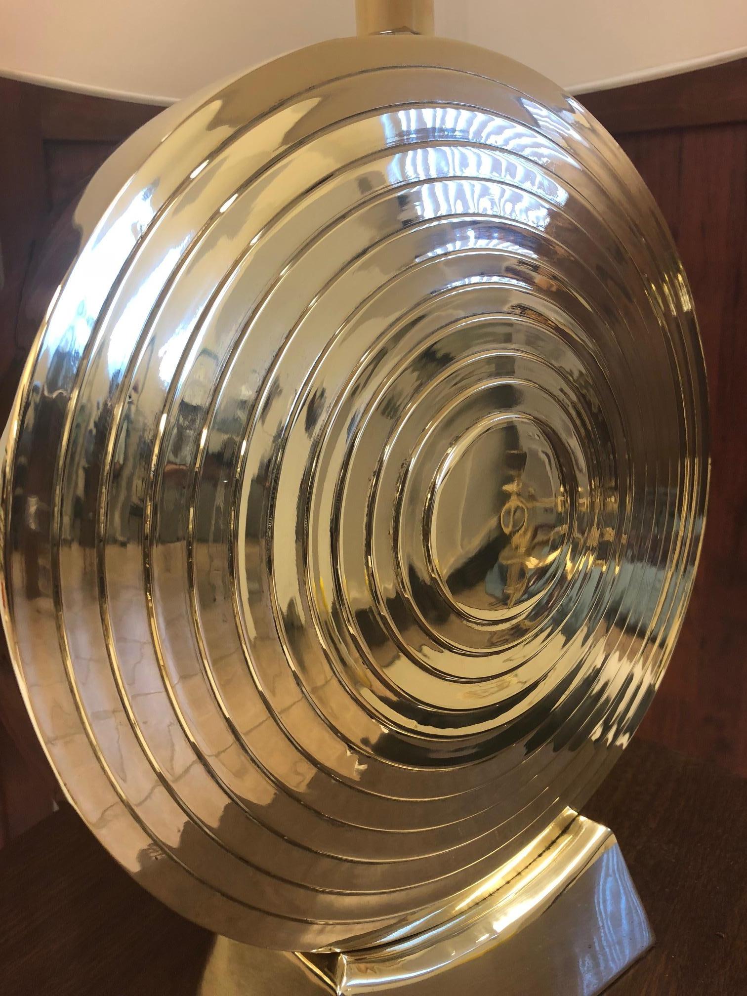 Lucidato Coppia di lampade a disco in ottone lucido Hollywood Regency in vendita