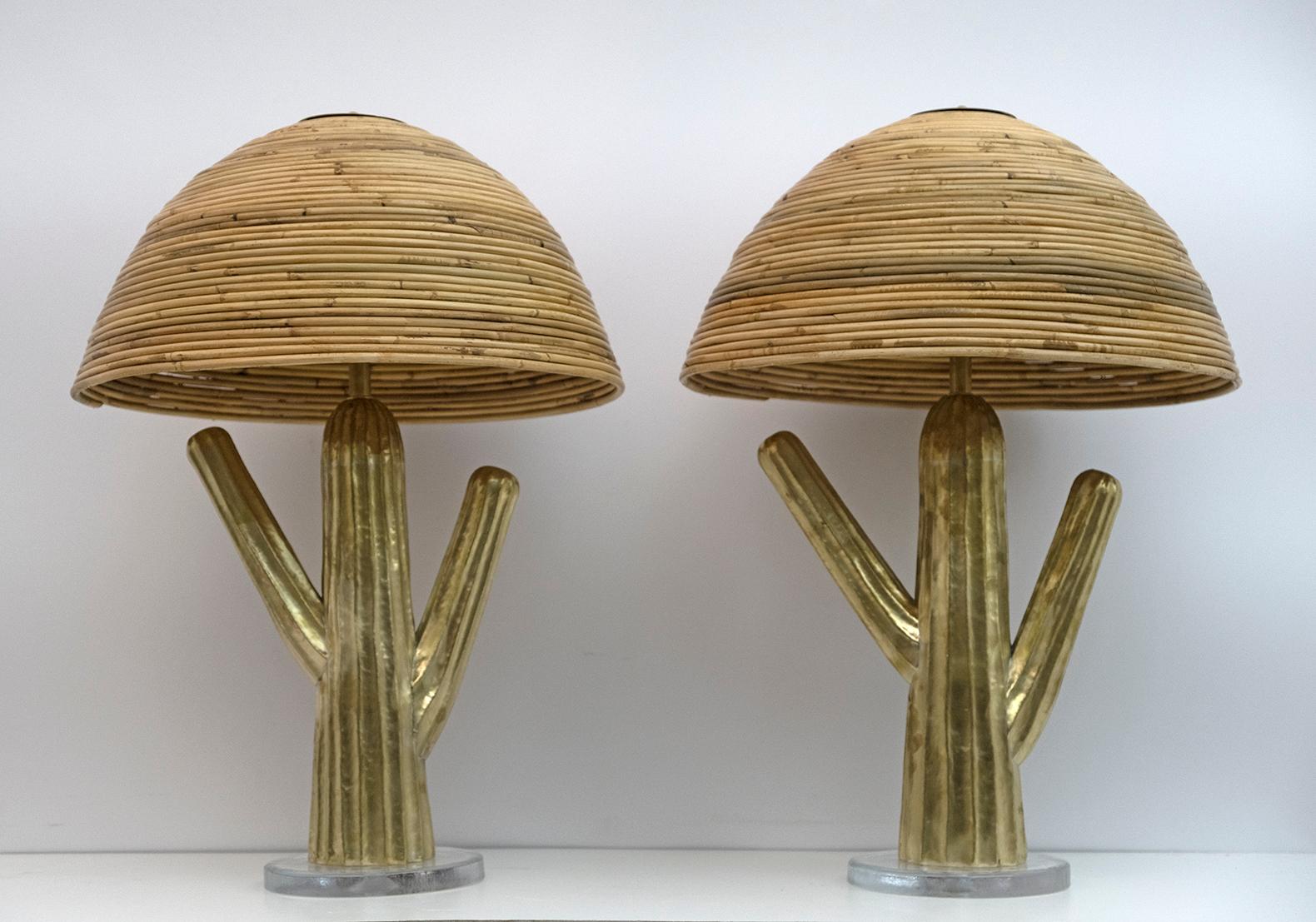 Ein Paar Hollywood-Regency-Tischlampen im Stil von Gabriella Crespi, in Form eines Kaktus aus Messing, Sockel aus Muranoglas, Lampenschirm aus Bambusrohr in der Art der berühmten italienischen Firma Vivai del Sud.
Die Lampen sind mit zwei