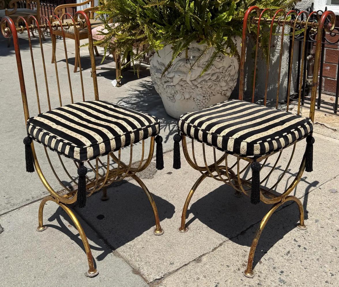 Paire de chaises d'appoint italiennes en acier doré de style Hollywood Regency Salvadori Bon état - En vente à LOS ANGELES, CA