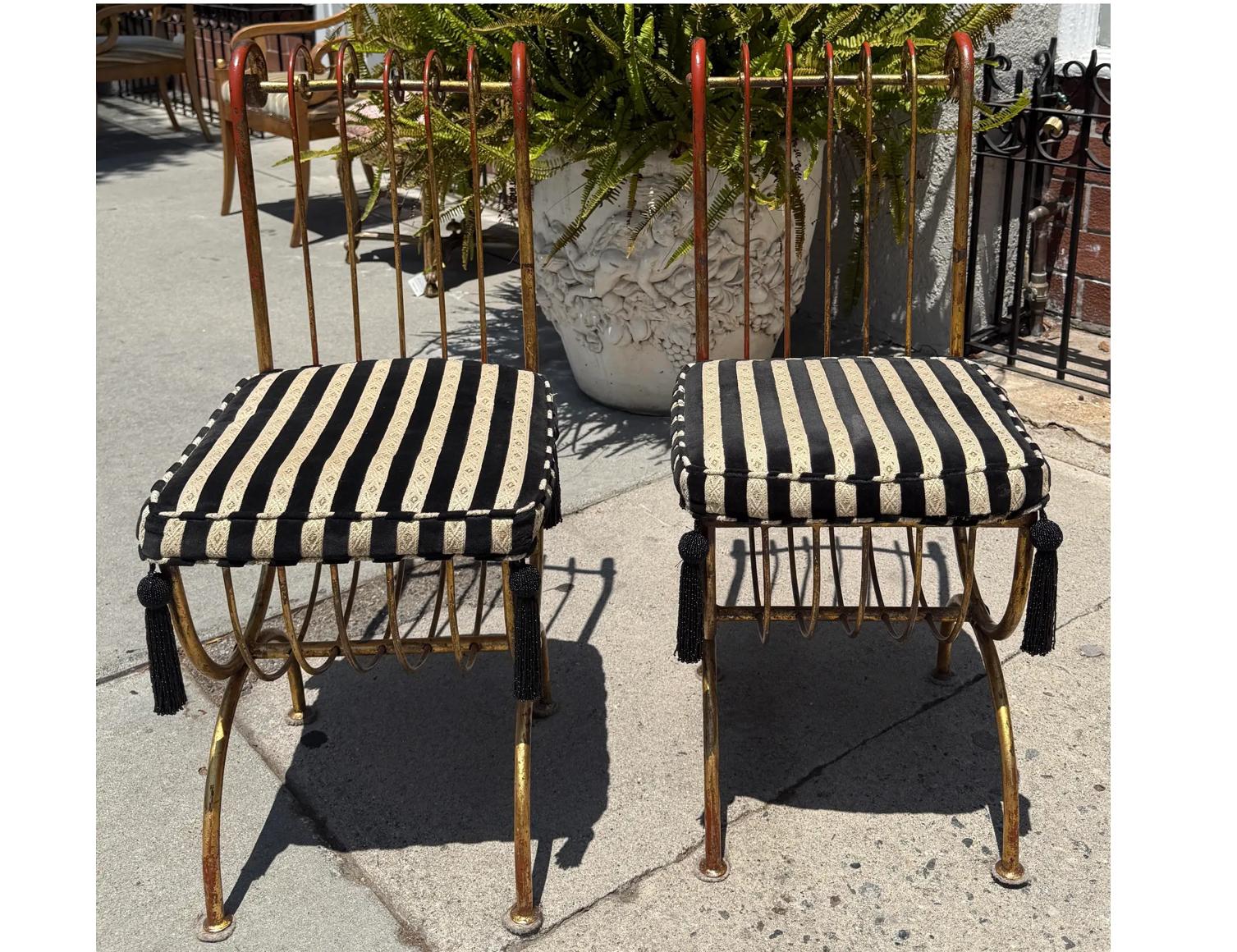 Milieu du XXe siècle Paire de chaises d'appoint italiennes en acier doré de style Hollywood Regency Salvadori en vente