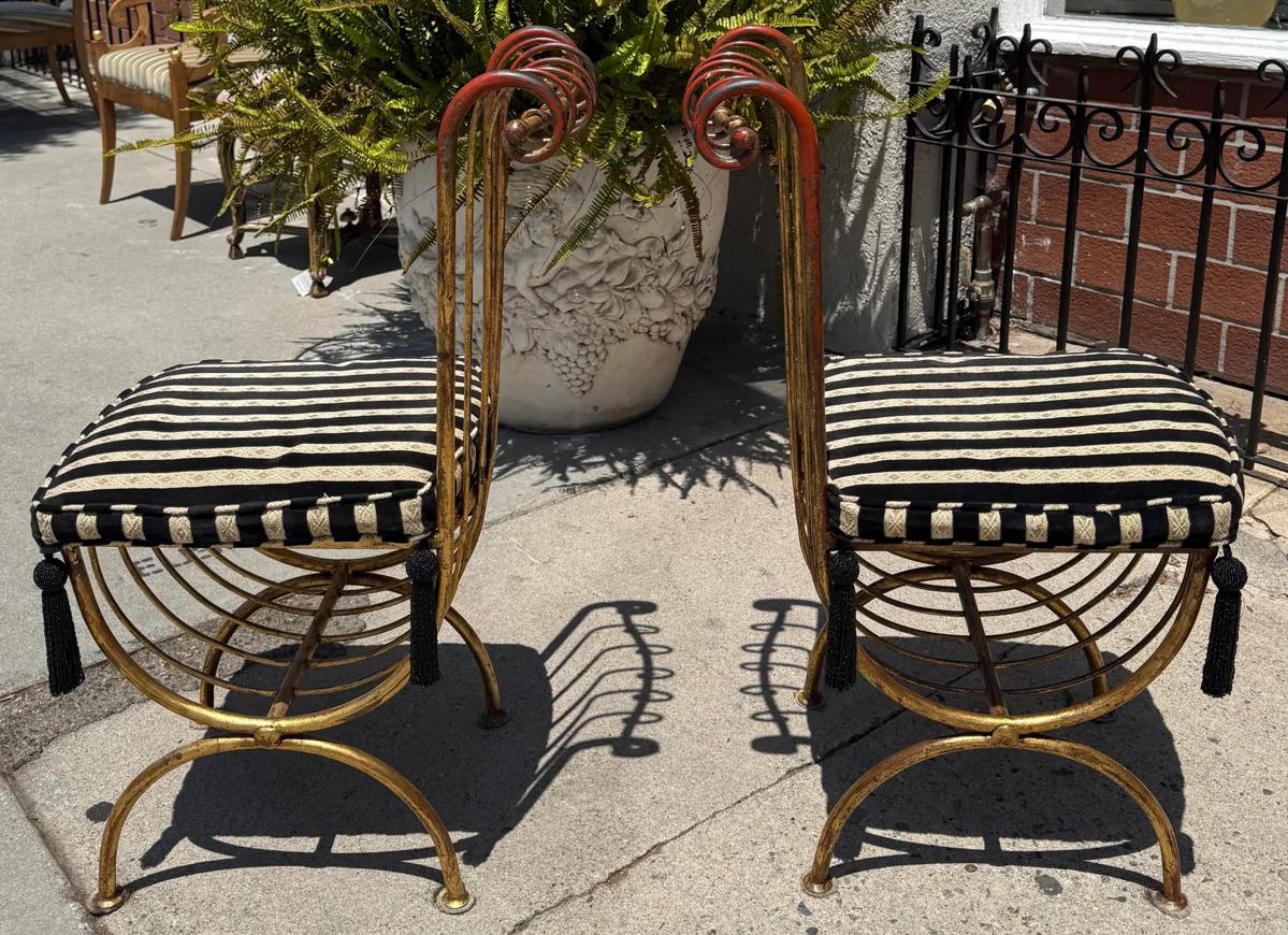 Paire de chaises d'appoint italiennes en acier doré de style Hollywood Regency Salvadori en vente 1