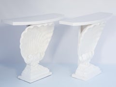 Coppia di console a conchiglia smerlata Hollywood Regency