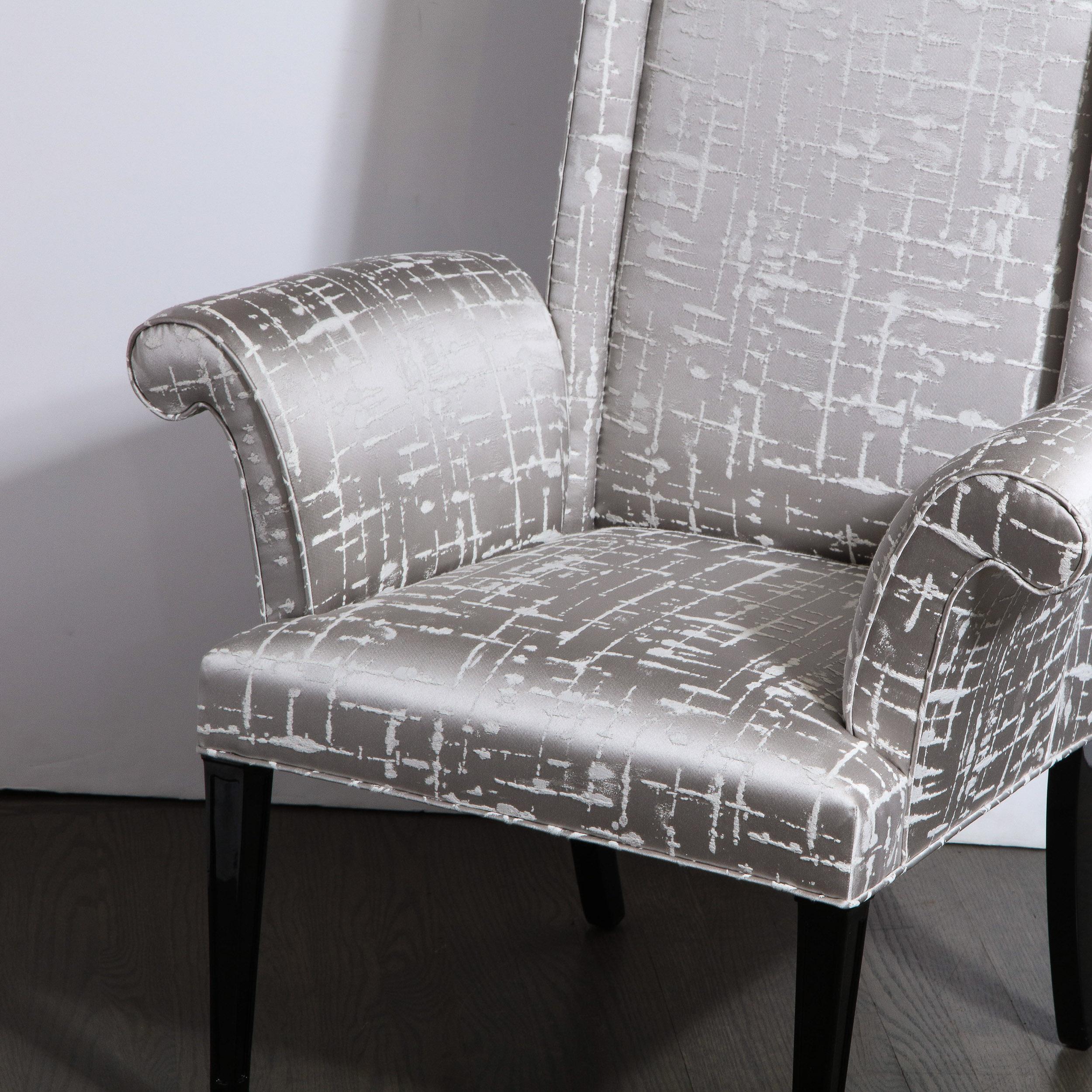 Paire de fauteuils Hollywood Regency en forme de volute en noyer ébénisé et soie texturée en vente 9