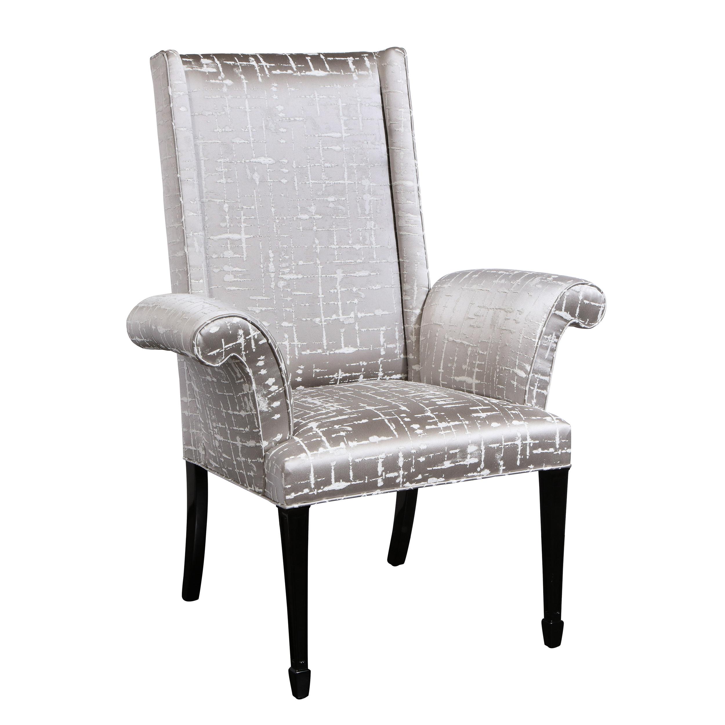 Américain Paire de fauteuils Hollywood Regency en forme de volute en noyer ébénisé et soie texturée en vente