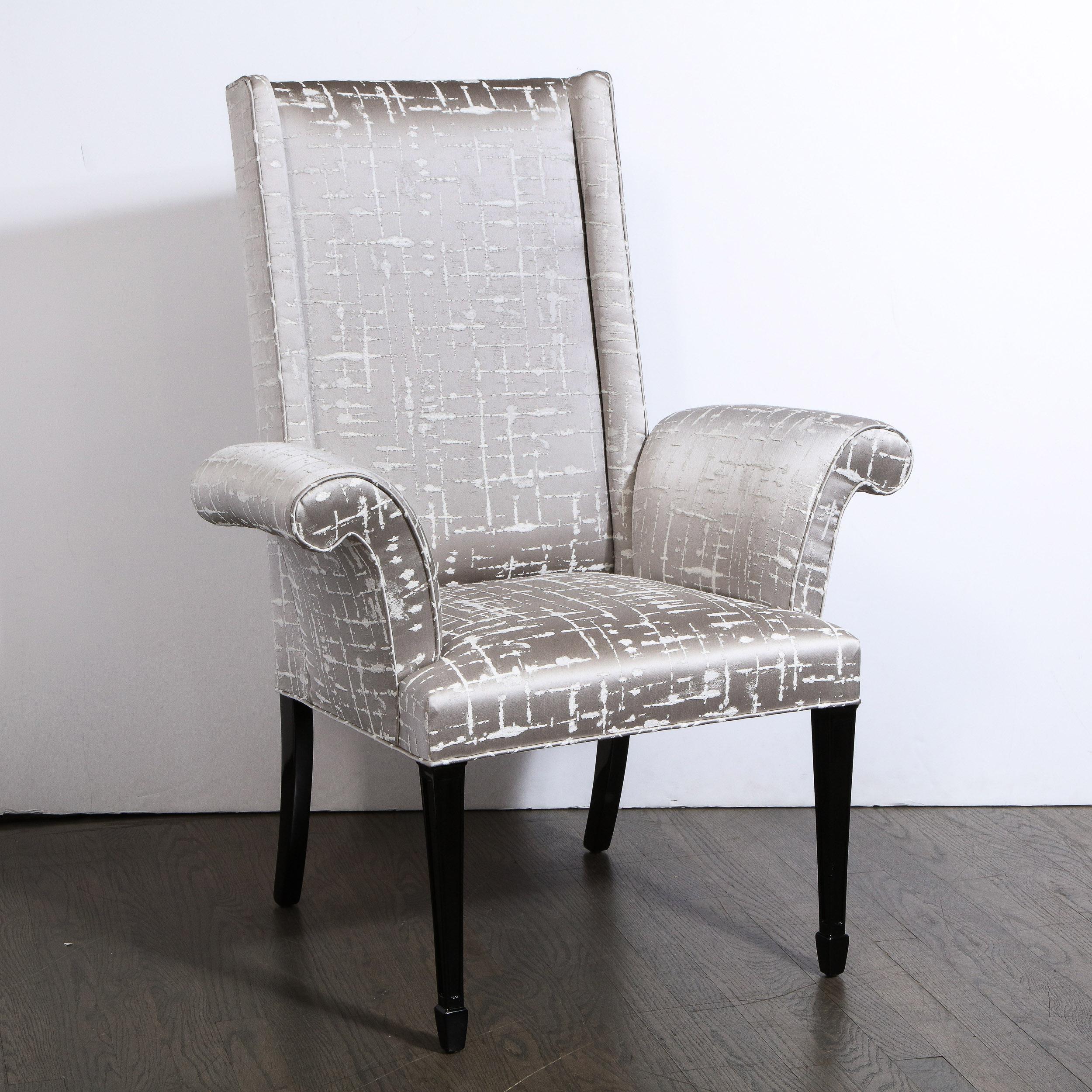 Ébénisé Paire de fauteuils Hollywood Regency en forme de volute en noyer ébénisé et soie texturée en vente