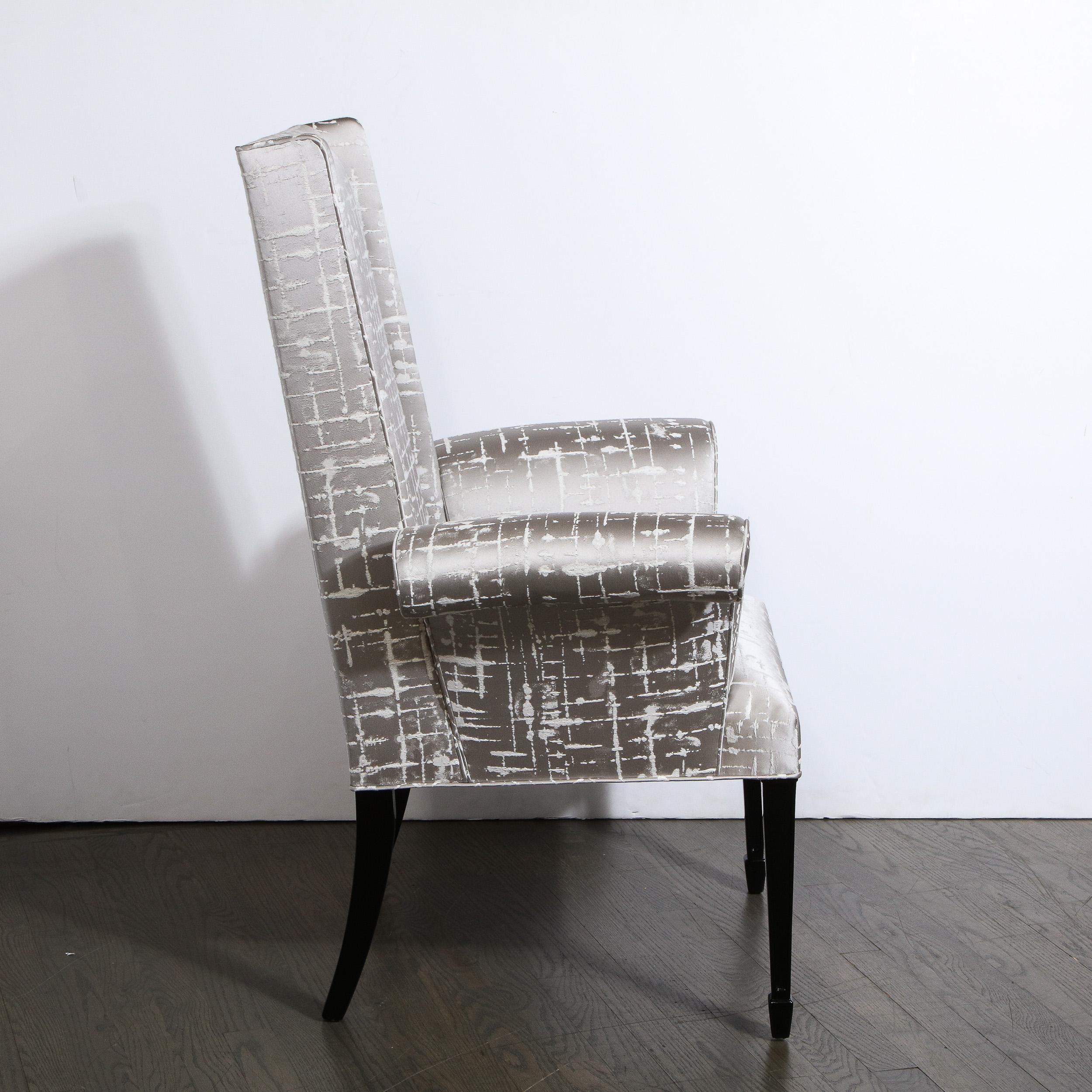Soie Paire de fauteuils Hollywood Regency en forme de volute en noyer ébénisé et soie texturée en vente