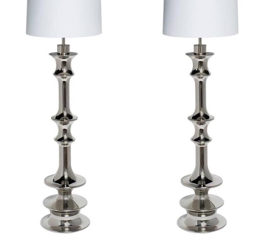 Paar skulpturale Hollywood-Regency-Stehlampen aus Nickel (Hollywood Regency) im Angebot