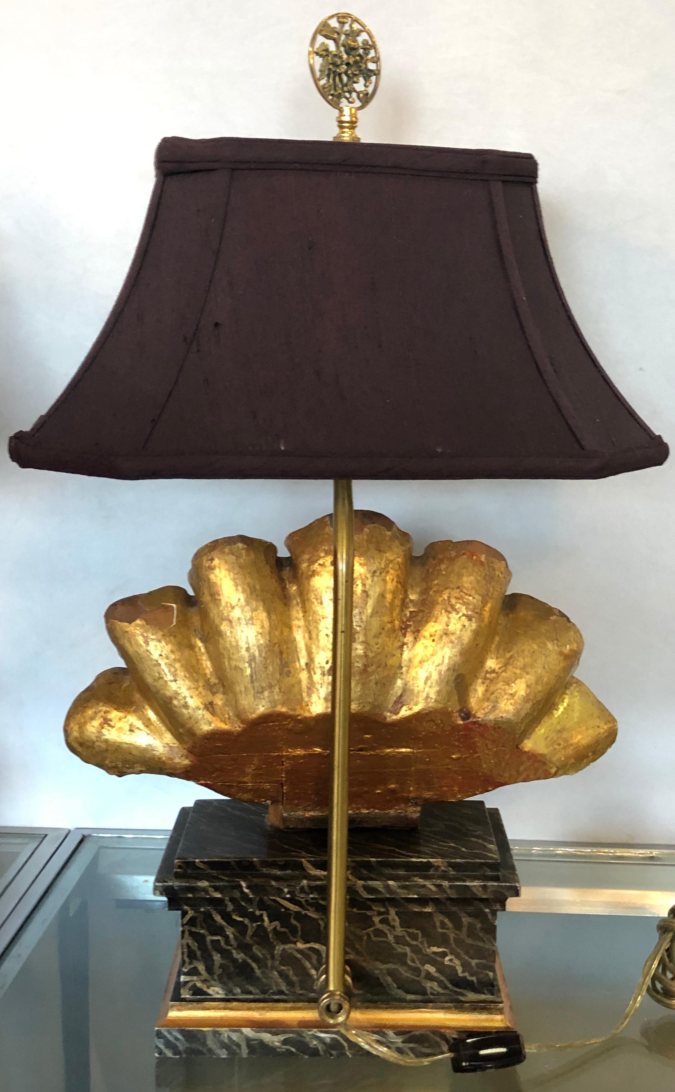 Pair of Hollywood Regency Shell Carved Gilt & Faux Marble Decorated Table Lamps (Italienisch)