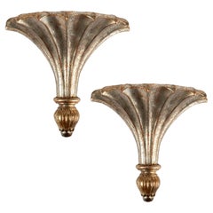 Pareja de soportes de pared de madera dorada y plateada de la Regencia de Hollywood