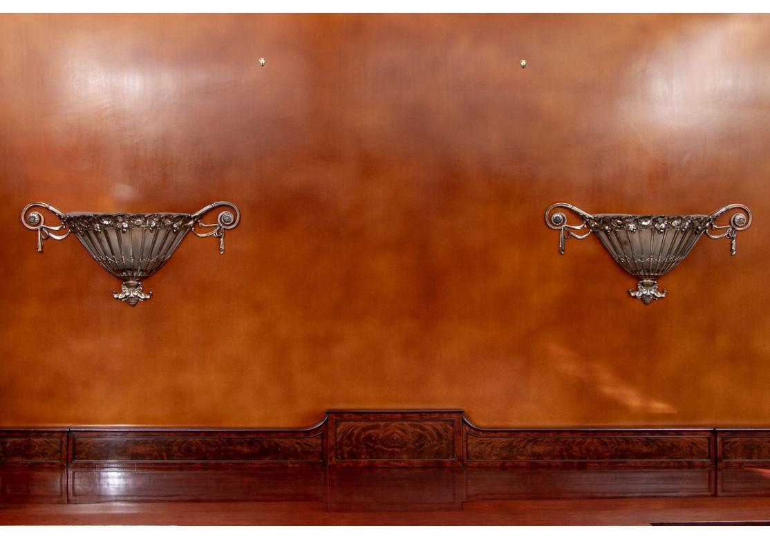 Paar Hollywood Regency-Wandleuchter aus versilberter Bronze im Angebot 6