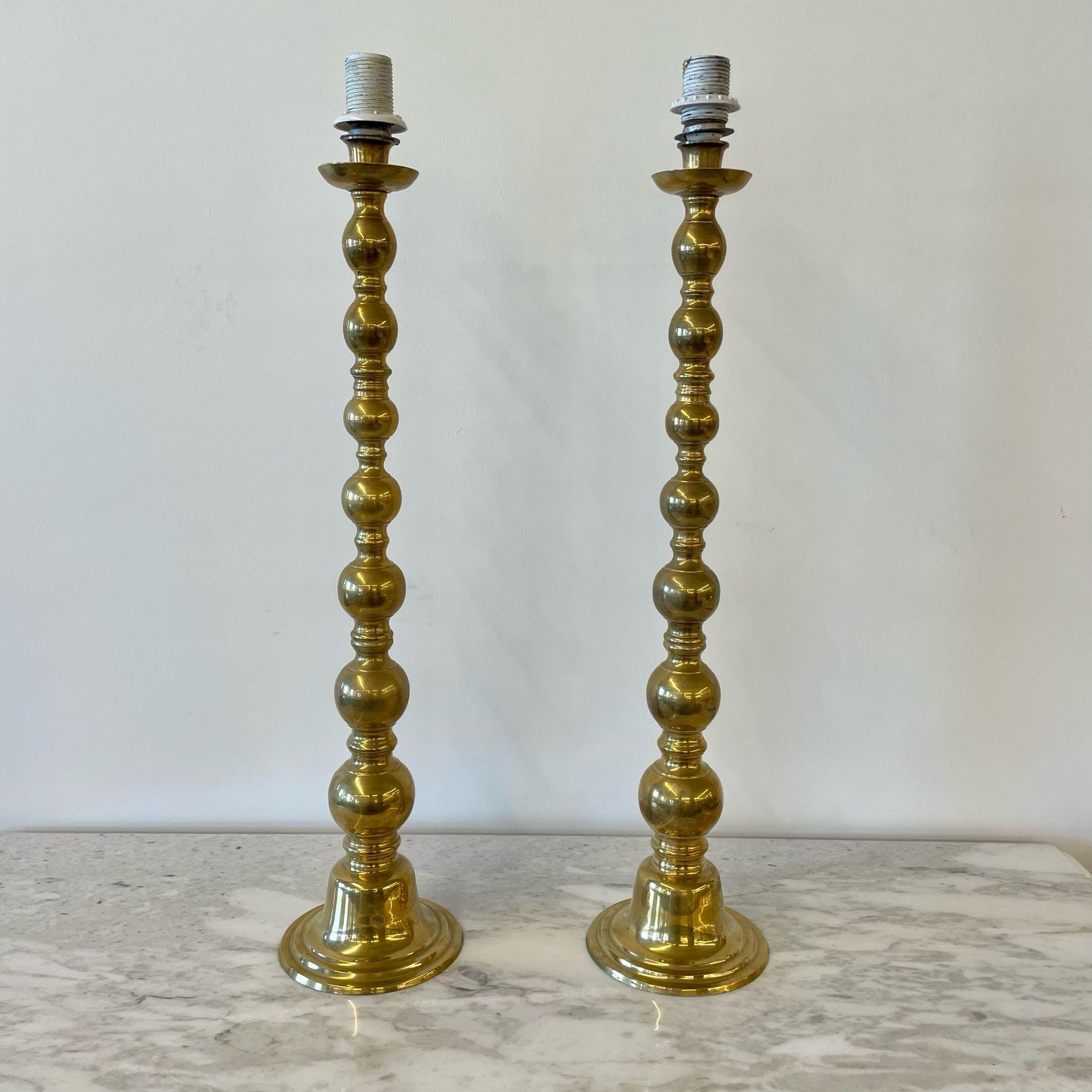 Pair of Hollywood Regency Solid Brass Drum shape table lamps, Neoclassical Style
 
Brass, Steel
 
 
30.5 H x 6.5 Dia
2 x e26 edison base sockets
needs rewiring / shades not included.