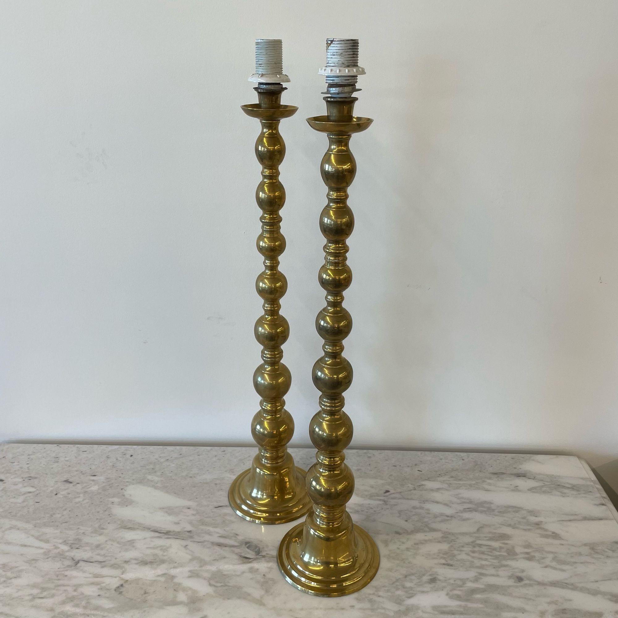 Pair of Hollywood Regency Solid Brass Drum Shape Table Lamps, Neoclassical Style In Good Condition For Sale In Stamford, CT