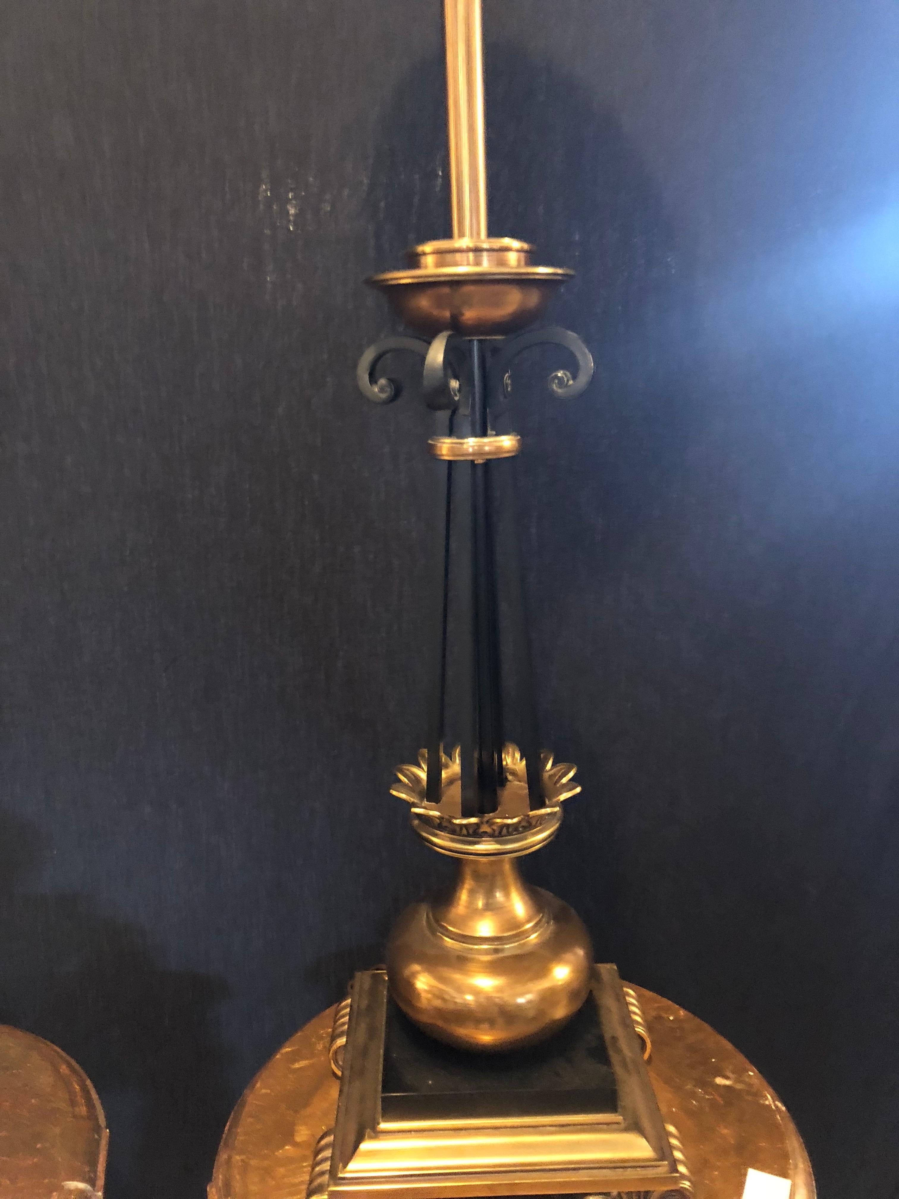 Paire de Stiffel Co. de style Hollywood Regency Lampe de bureau en forme de colonne en laiton et en ébène en vente 5