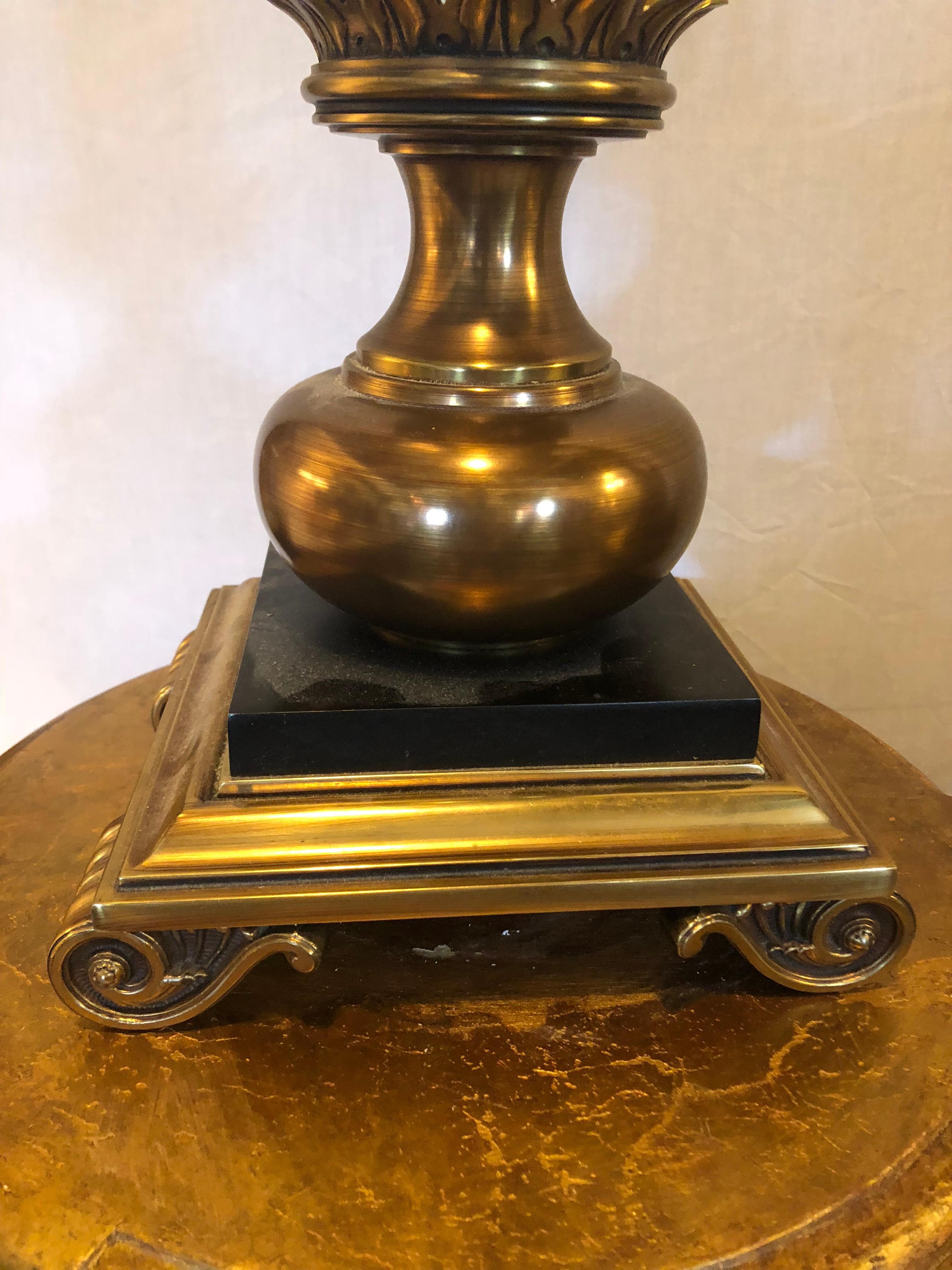 Néoclassique Paire de Stiffel Co. de style Hollywood Regency Lampe de bureau en forme de colonne en laiton et en ébène en vente
