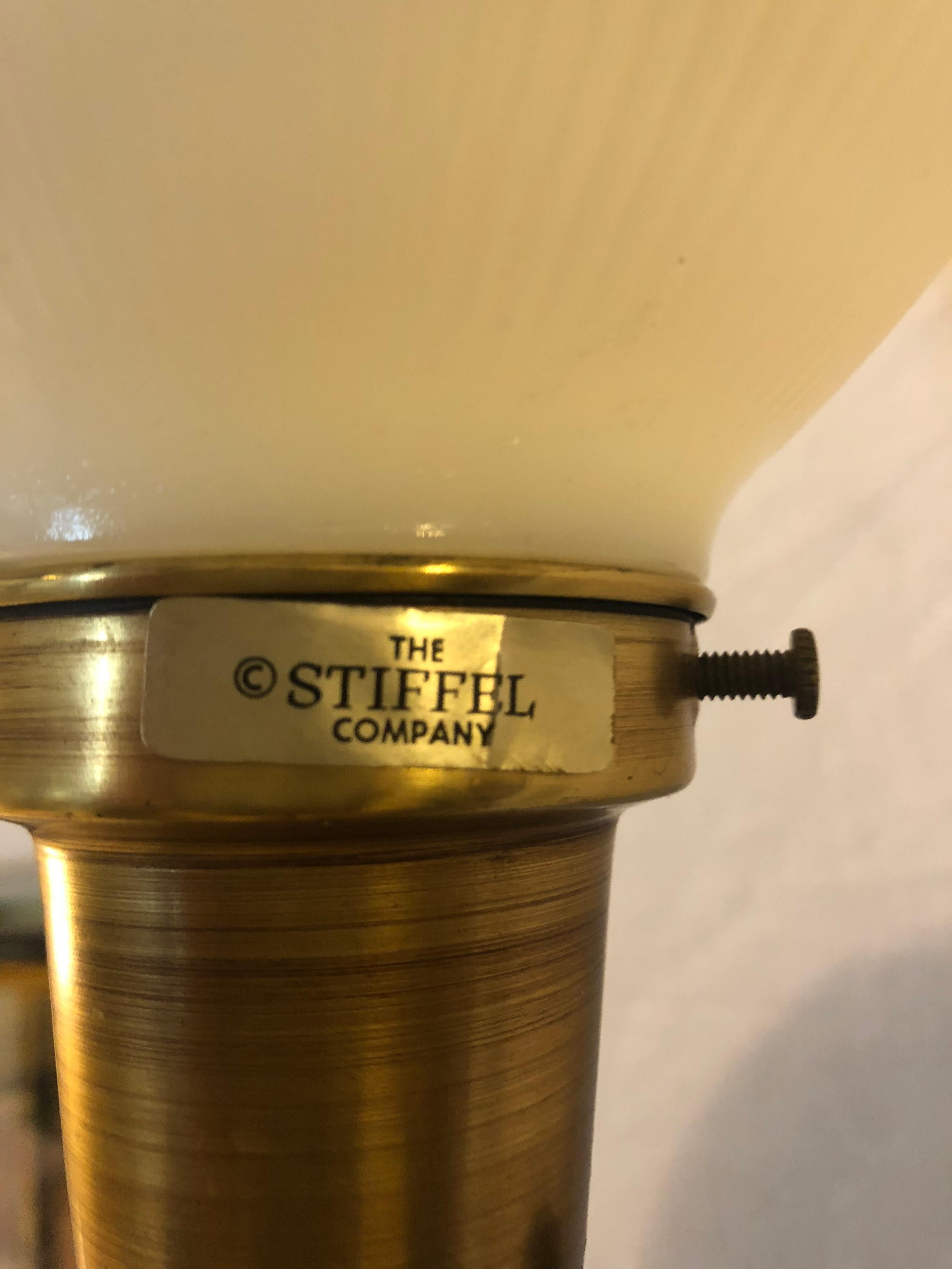 20ième siècle Paire de Stiffel Co. de style Hollywood Regency Lampe de bureau en forme de colonne en laiton et en ébène en vente