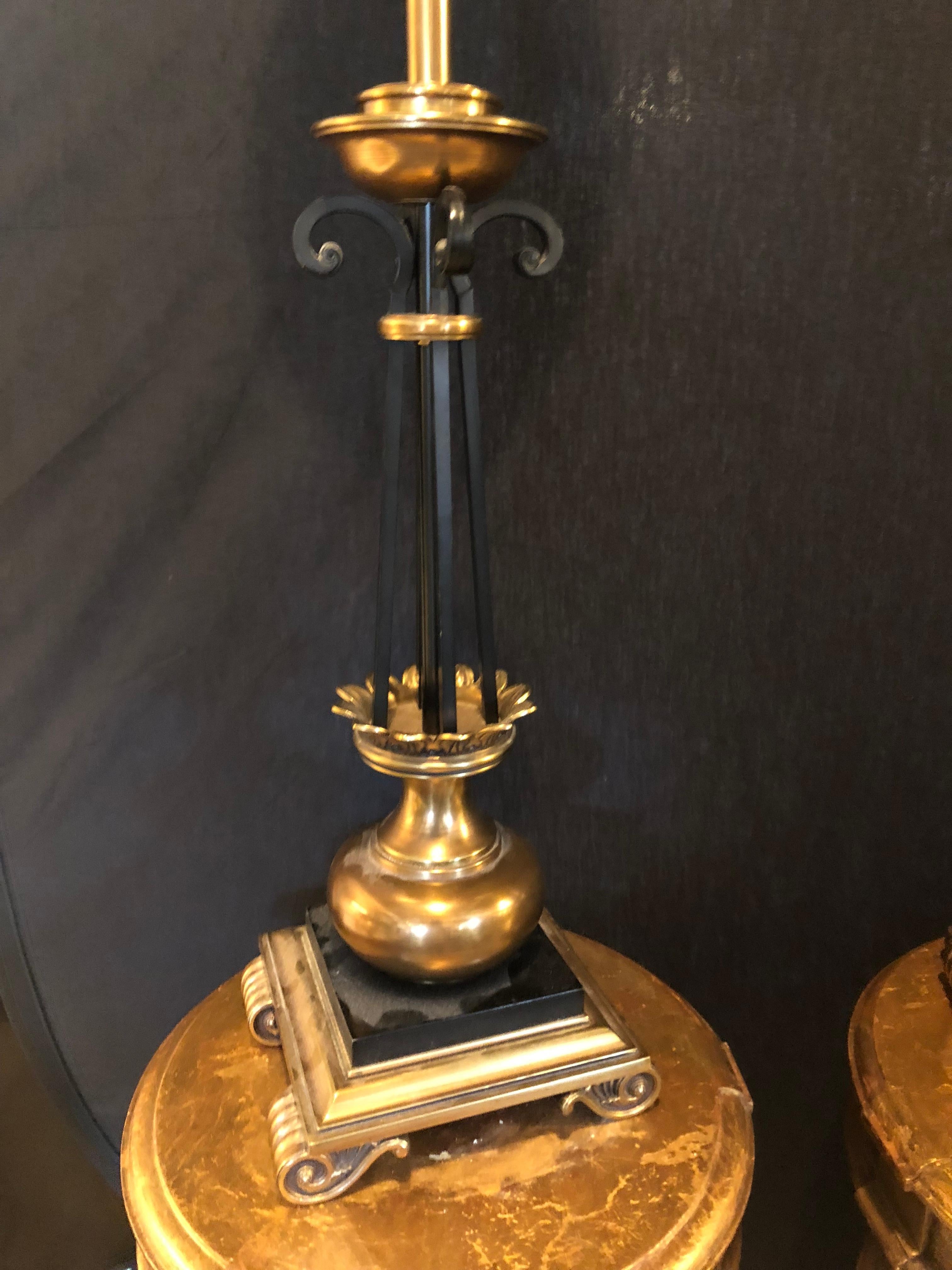 Paire de Stiffel Co. de style Hollywood Regency Lampe de bureau en forme de colonne en laiton et en ébène en vente 4