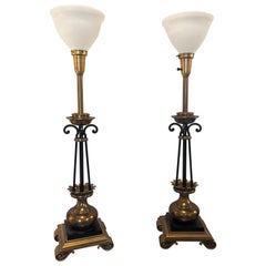 Ein Paar Hollywood Regency Stiffel Co. Tischlampe in Säulenform aus Messing und ebonisiert