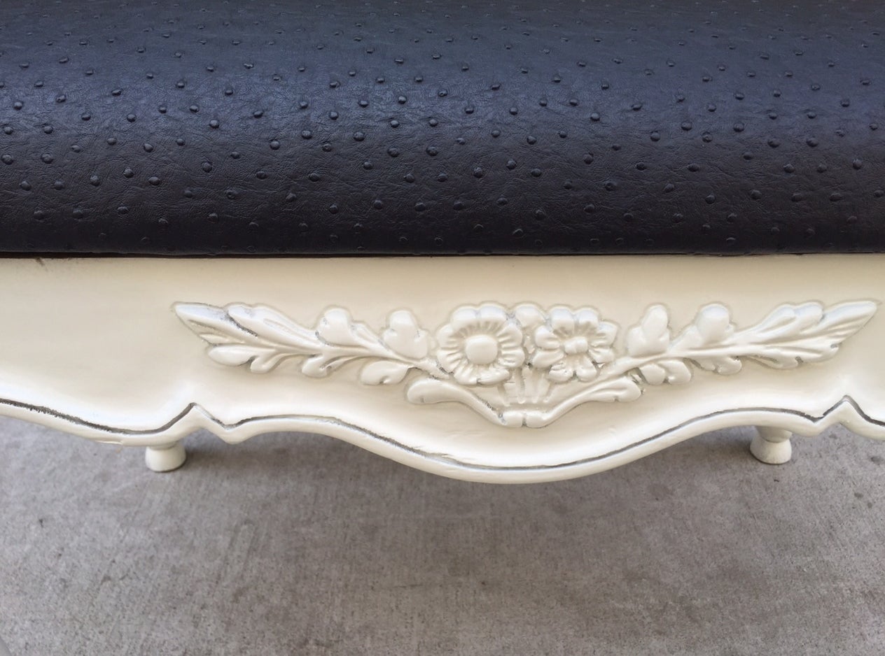 Pair of Hollywood Regency Style Benches In Good Condition For Sale In New York, NY