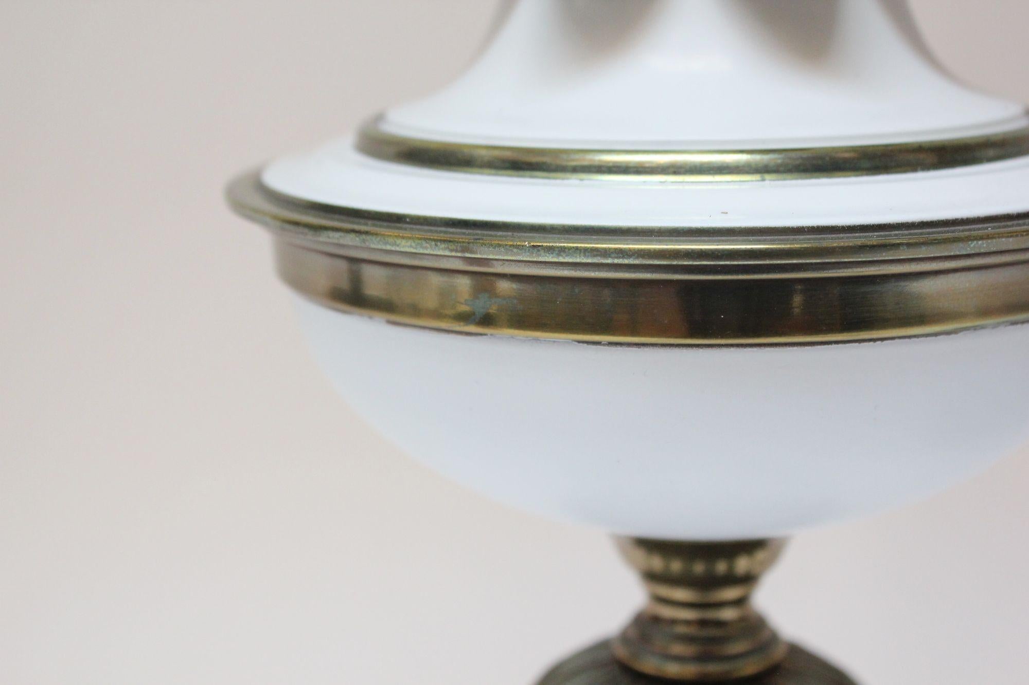 Paar Stiffel-Tischlampen aus Messing und Glas im Hollywood-Regency-Stil im Angebot 10