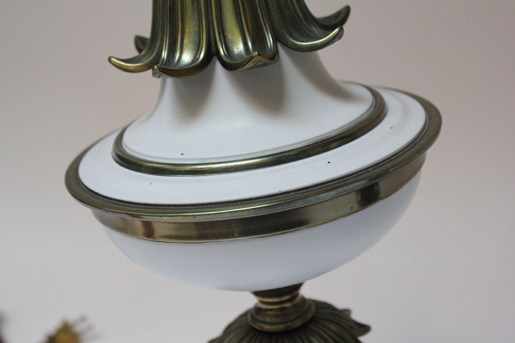 Paar Stiffel-Tischlampen aus Messing und Glas im Hollywood-Regency-Stil im Angebot 2