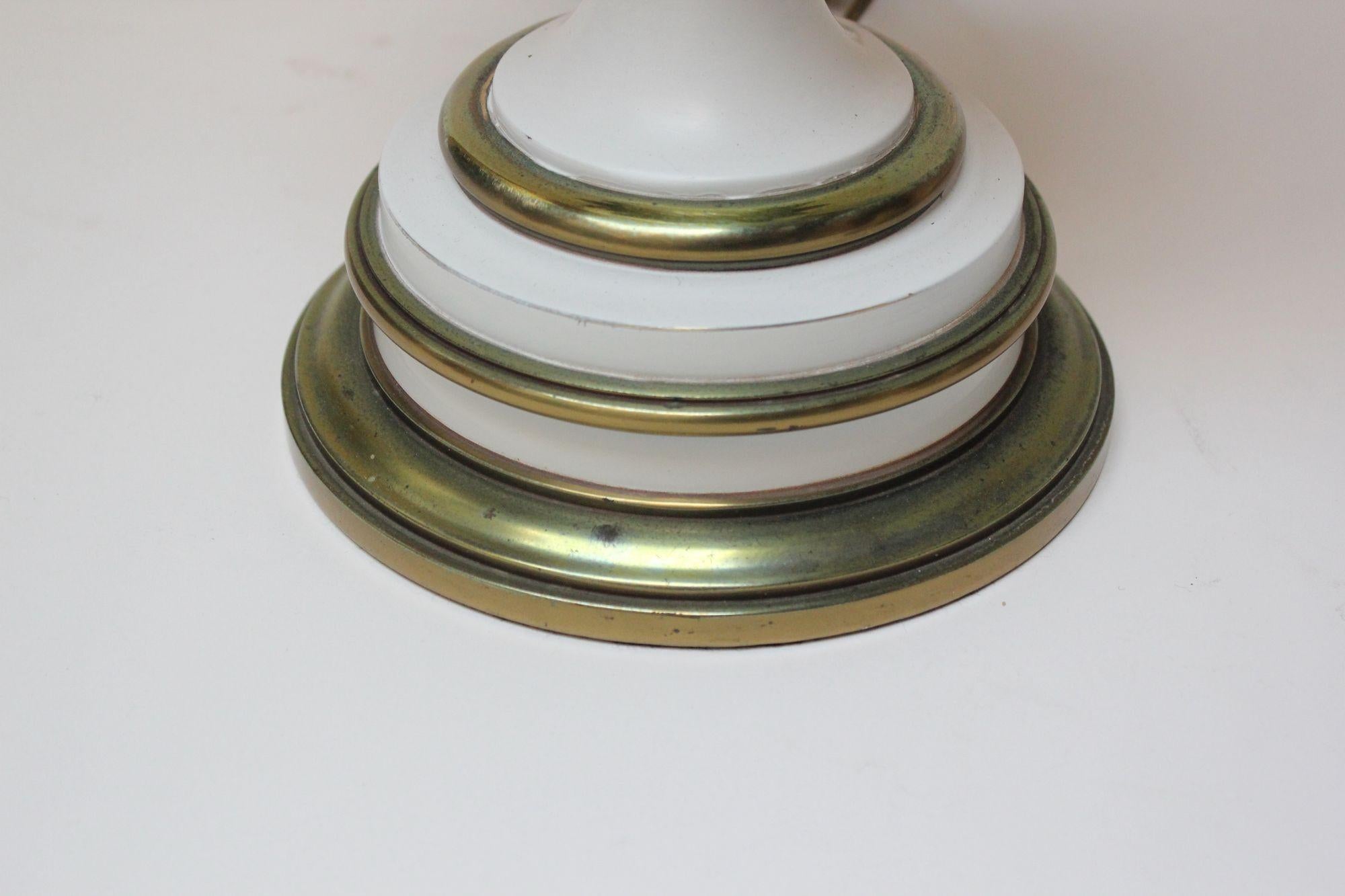Paar Stiffel-Tischlampen aus Messing und Glas im Hollywood-Regency-Stil im Angebot 3